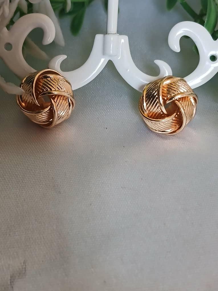 Elegant Gold Knot Earrings