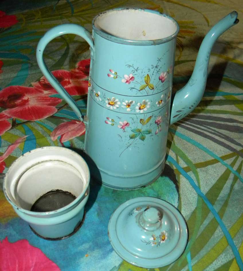 ancienne cafetière émaillée
