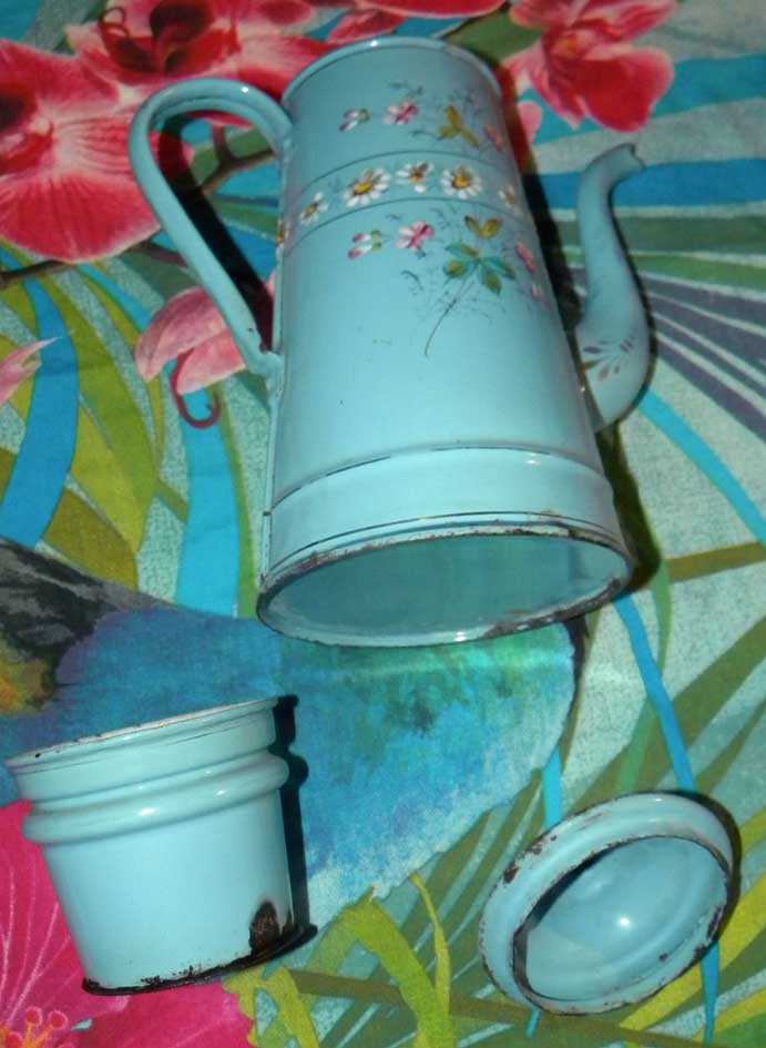 ancienne cafetière émaillée