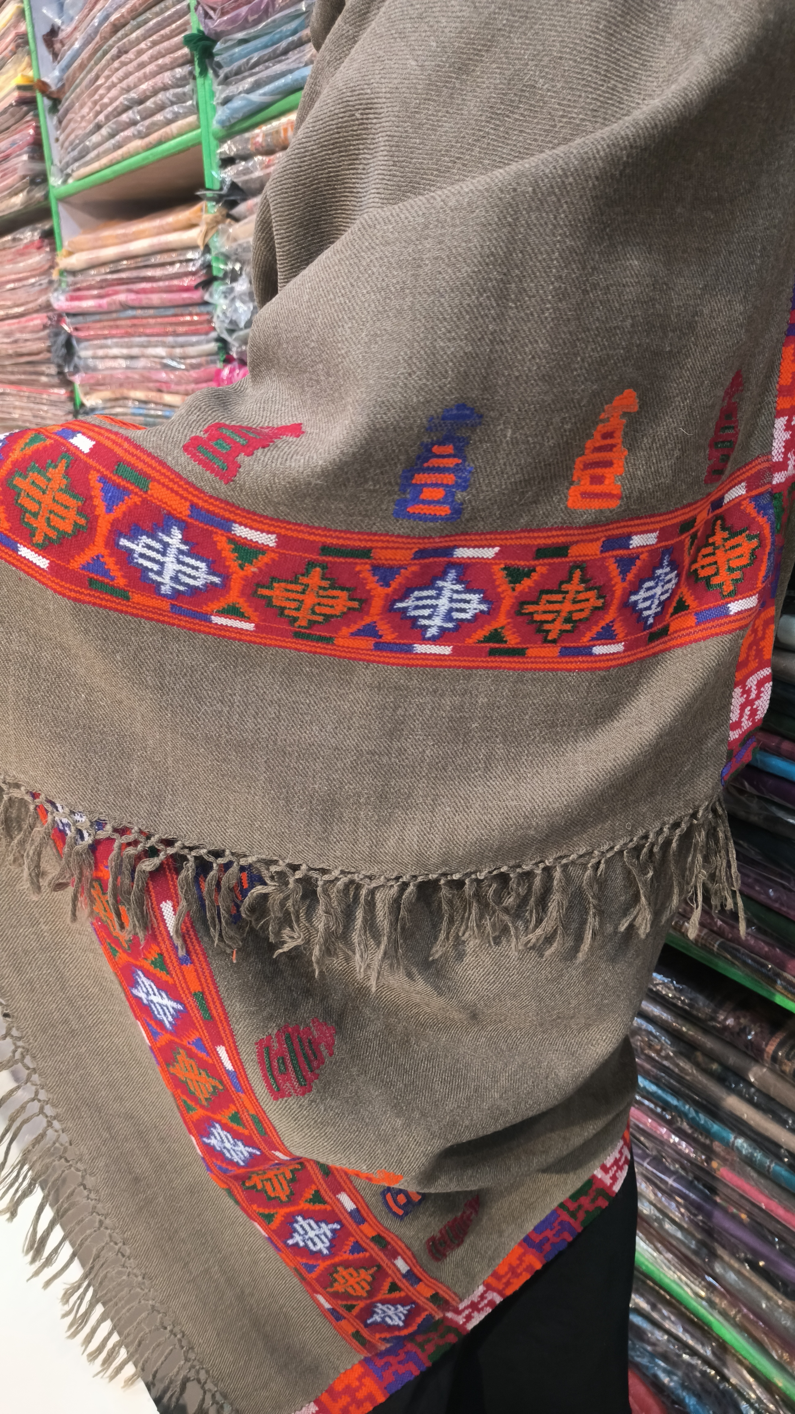 Kullu-Kinouri shawls 4 side Border