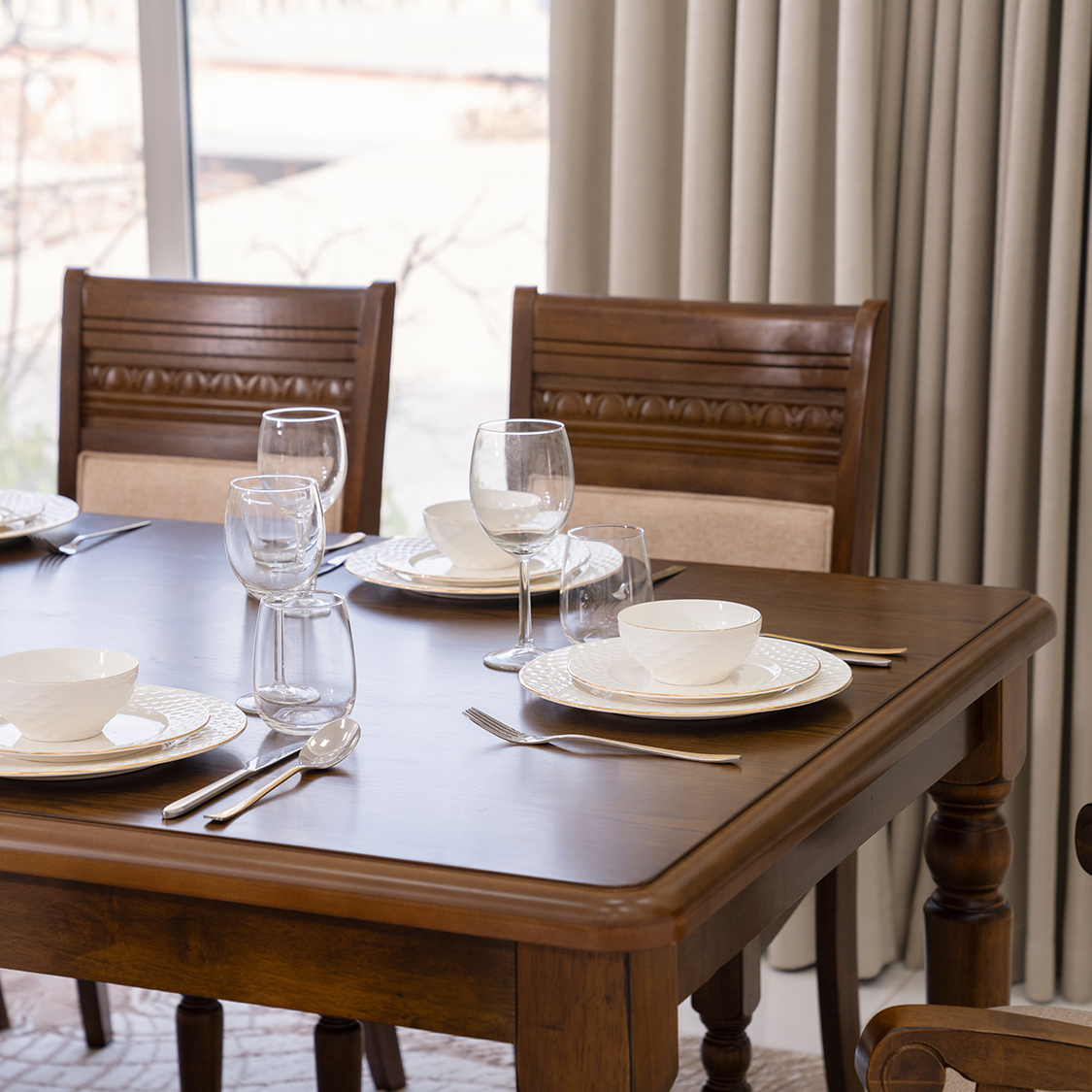 Elegant Wooden Dining Set in Mango Wood0