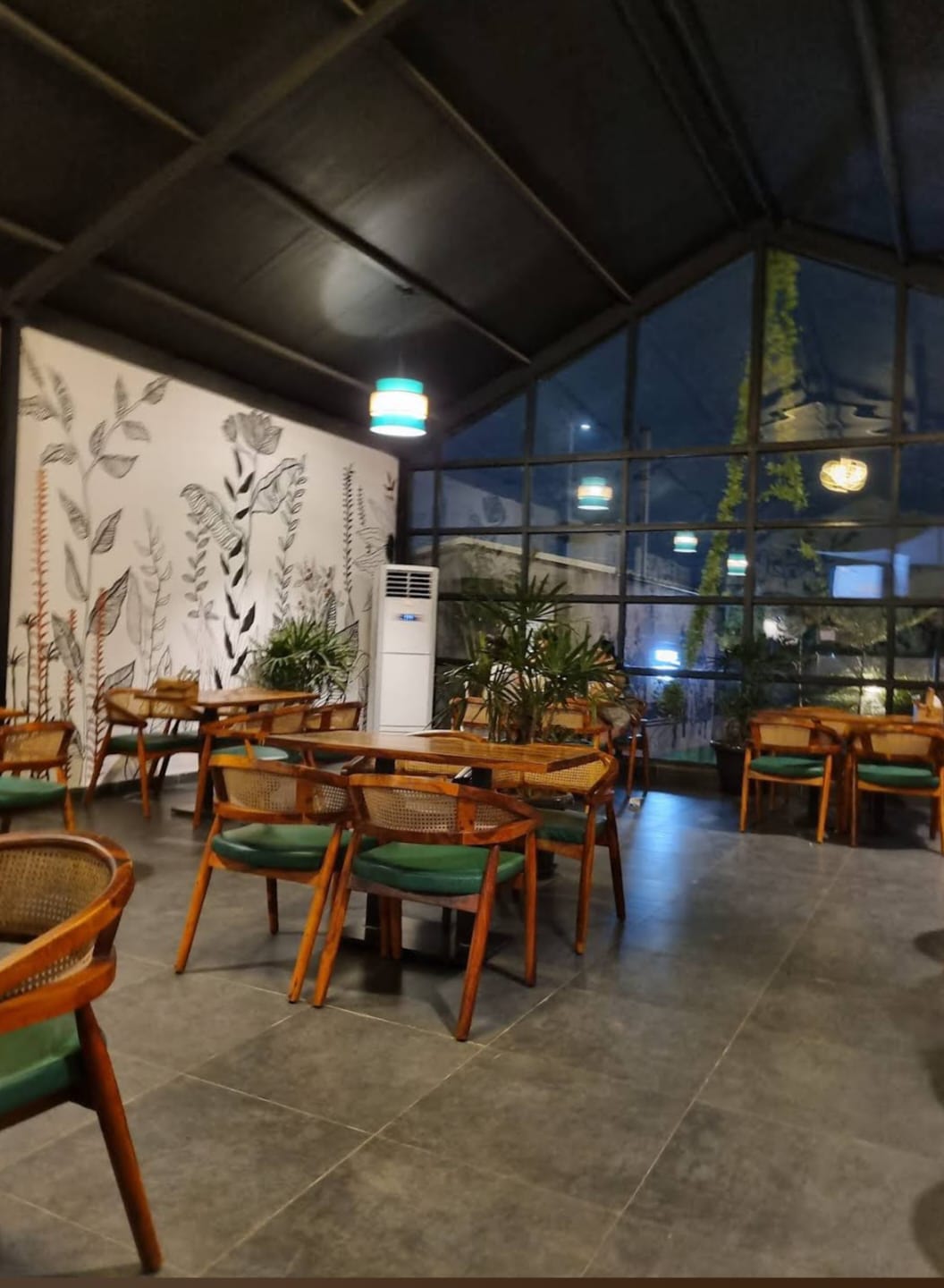 Elegant Wooden Dining Table Set For Cafes And Restaurants