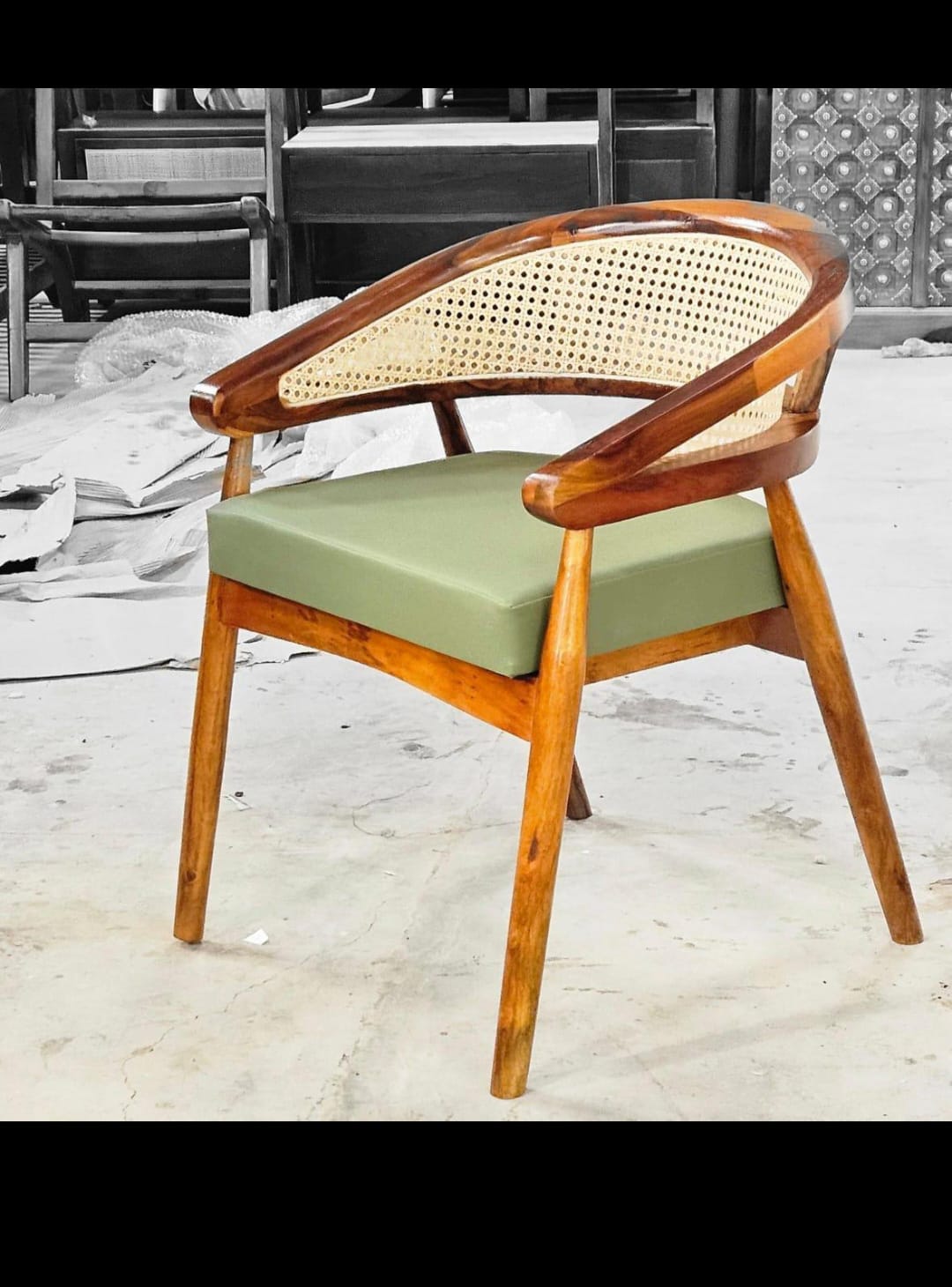 Elegant Wooden Dining Table Set For Cafes And Restaurants