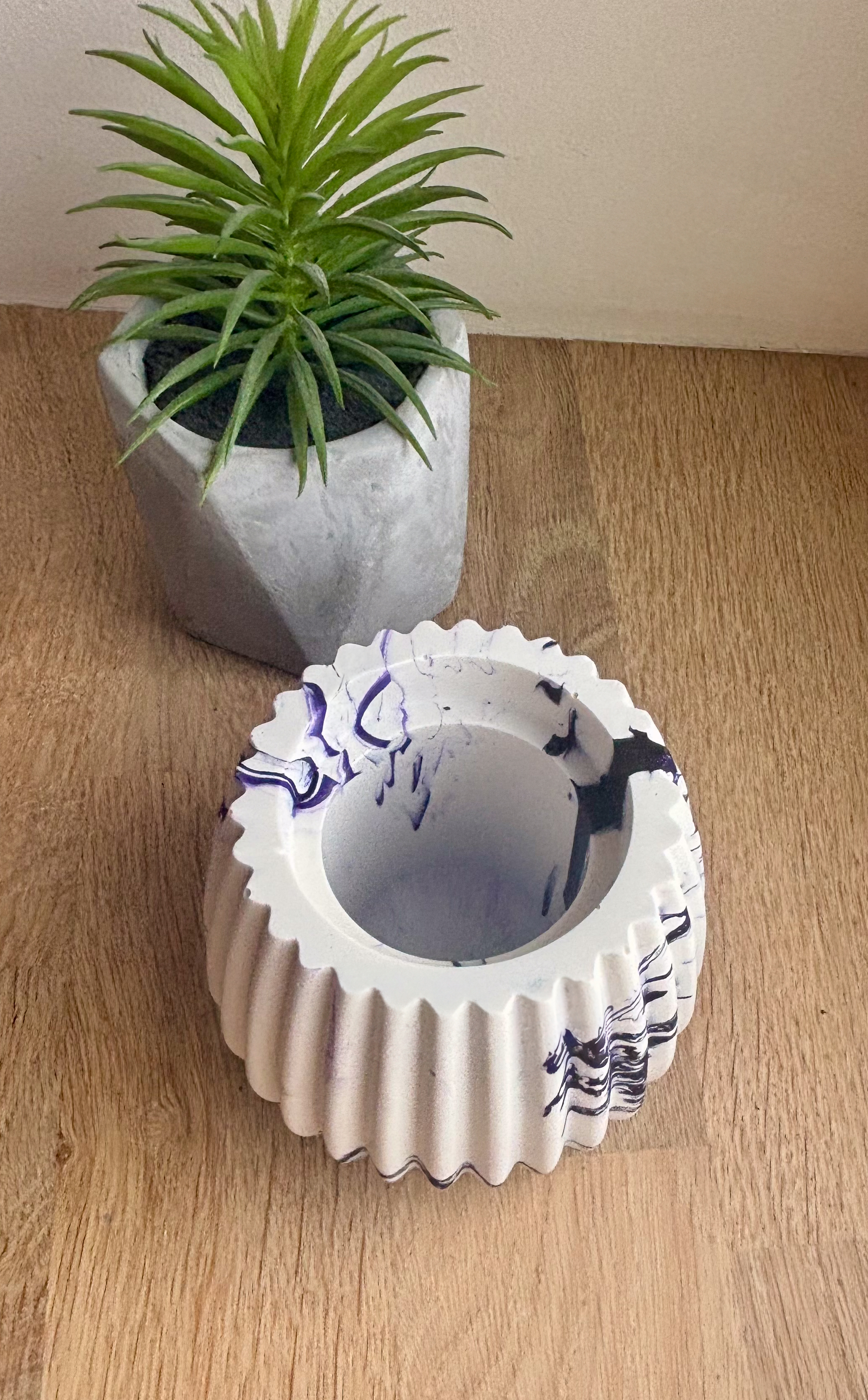 Pot décoratif rond strié 