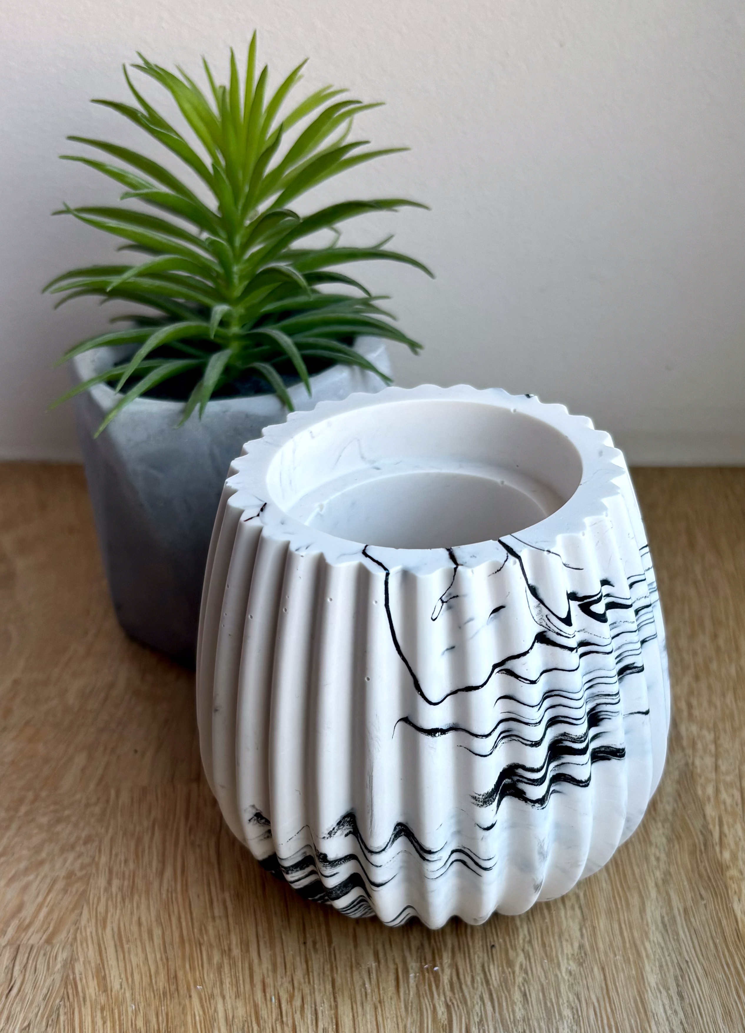 Pot décoratif rond strié 