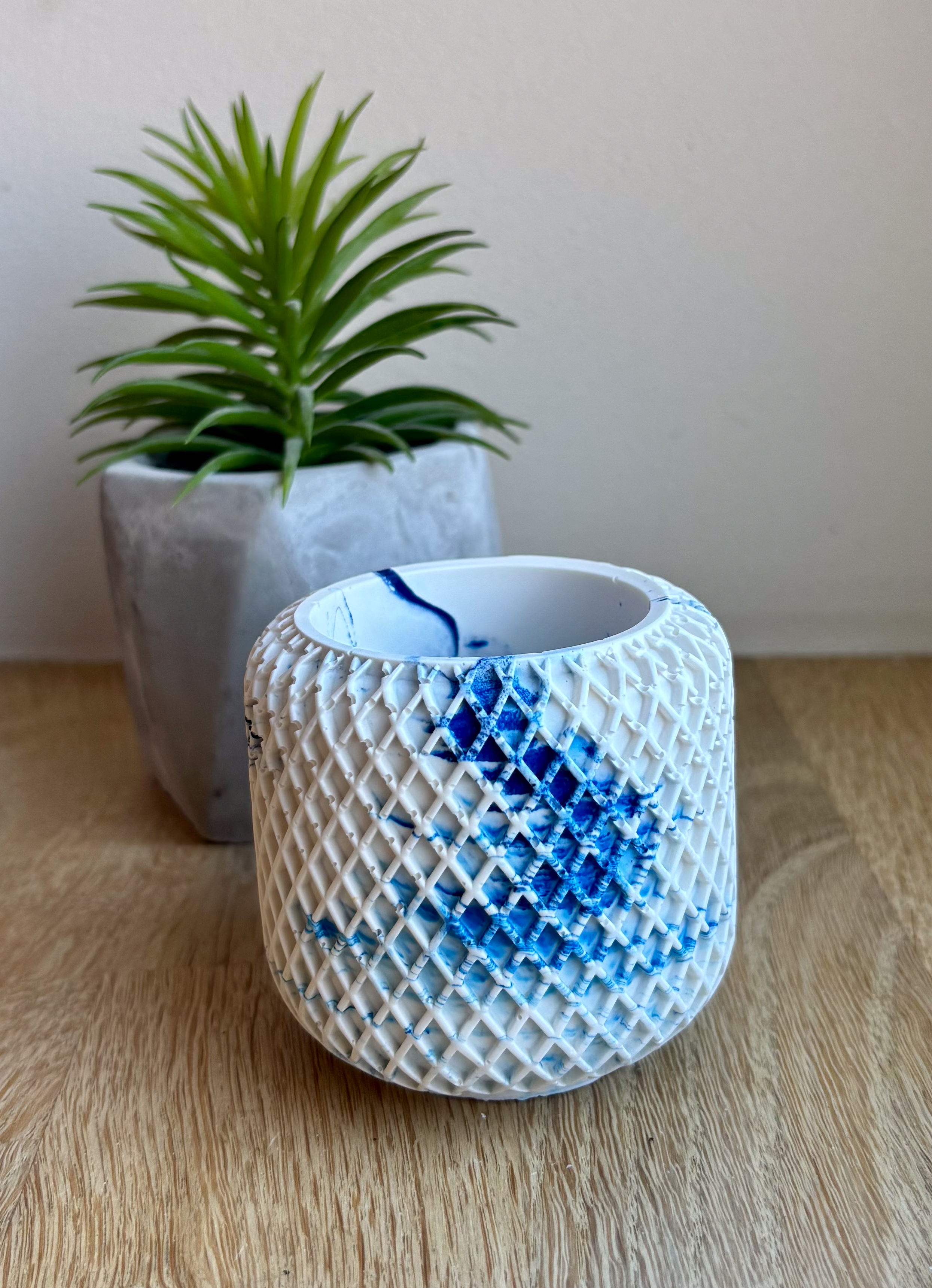 Pot décoratif quadrillé
