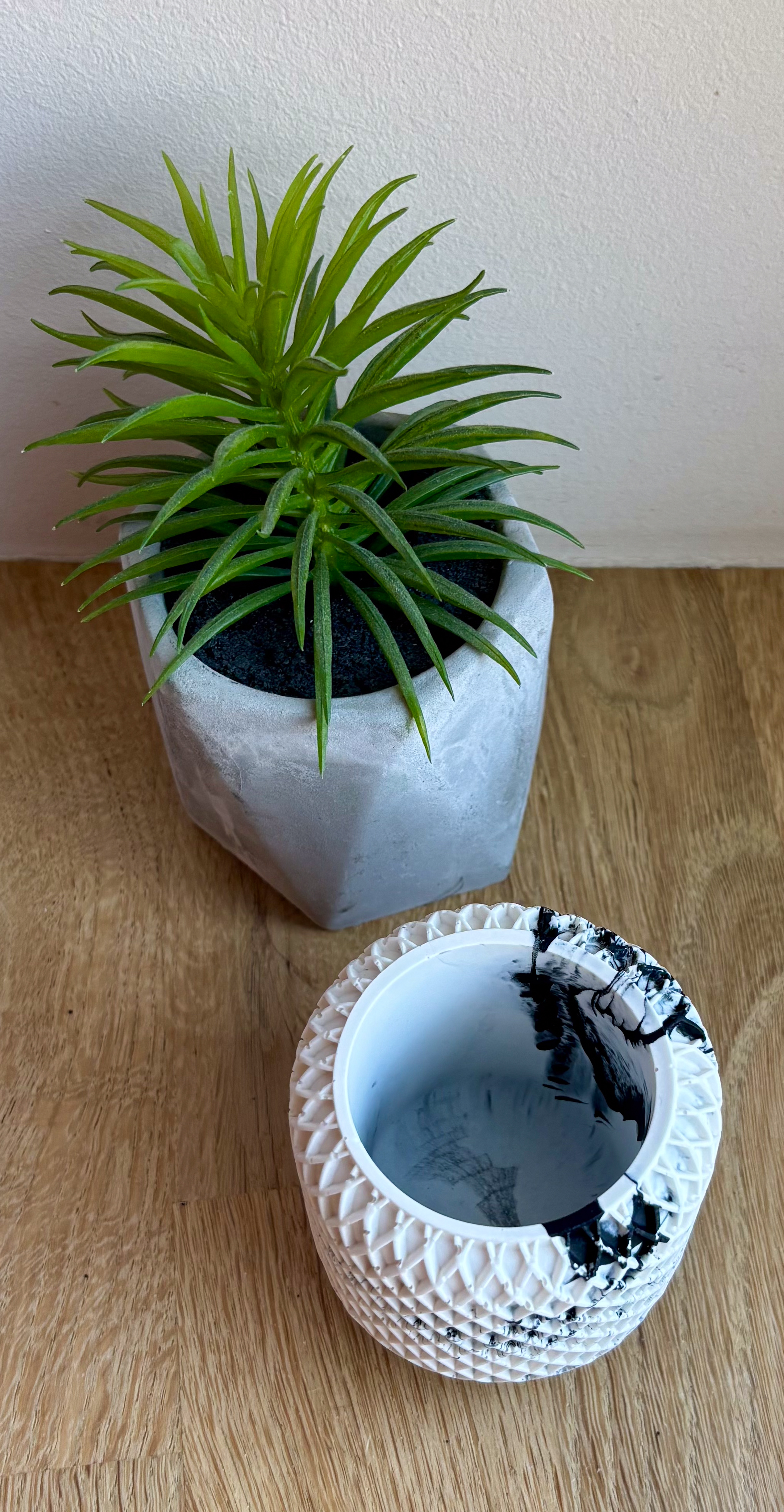 Pot décoratif quadrillé 