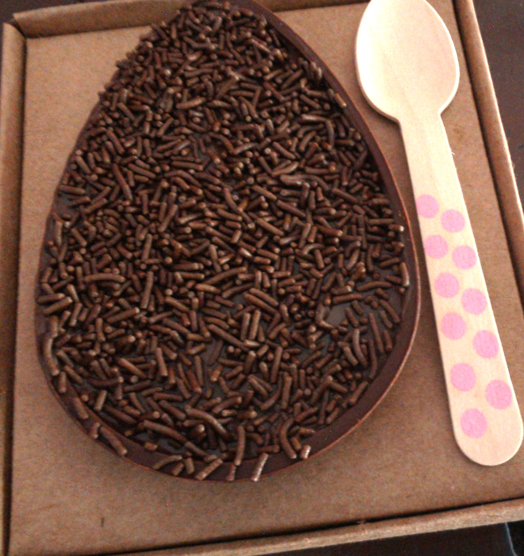 Meio Ovo de Chocolate recheado com Brigadeiro e Topping de sua escolha