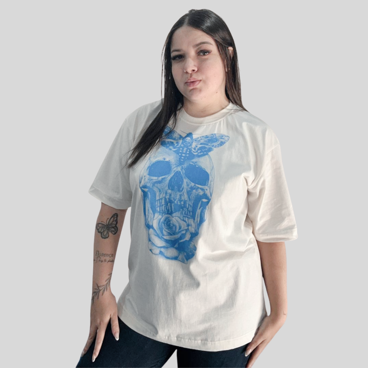 Camiseta Oversized Estilo Urbano - Caveira e Borboleta