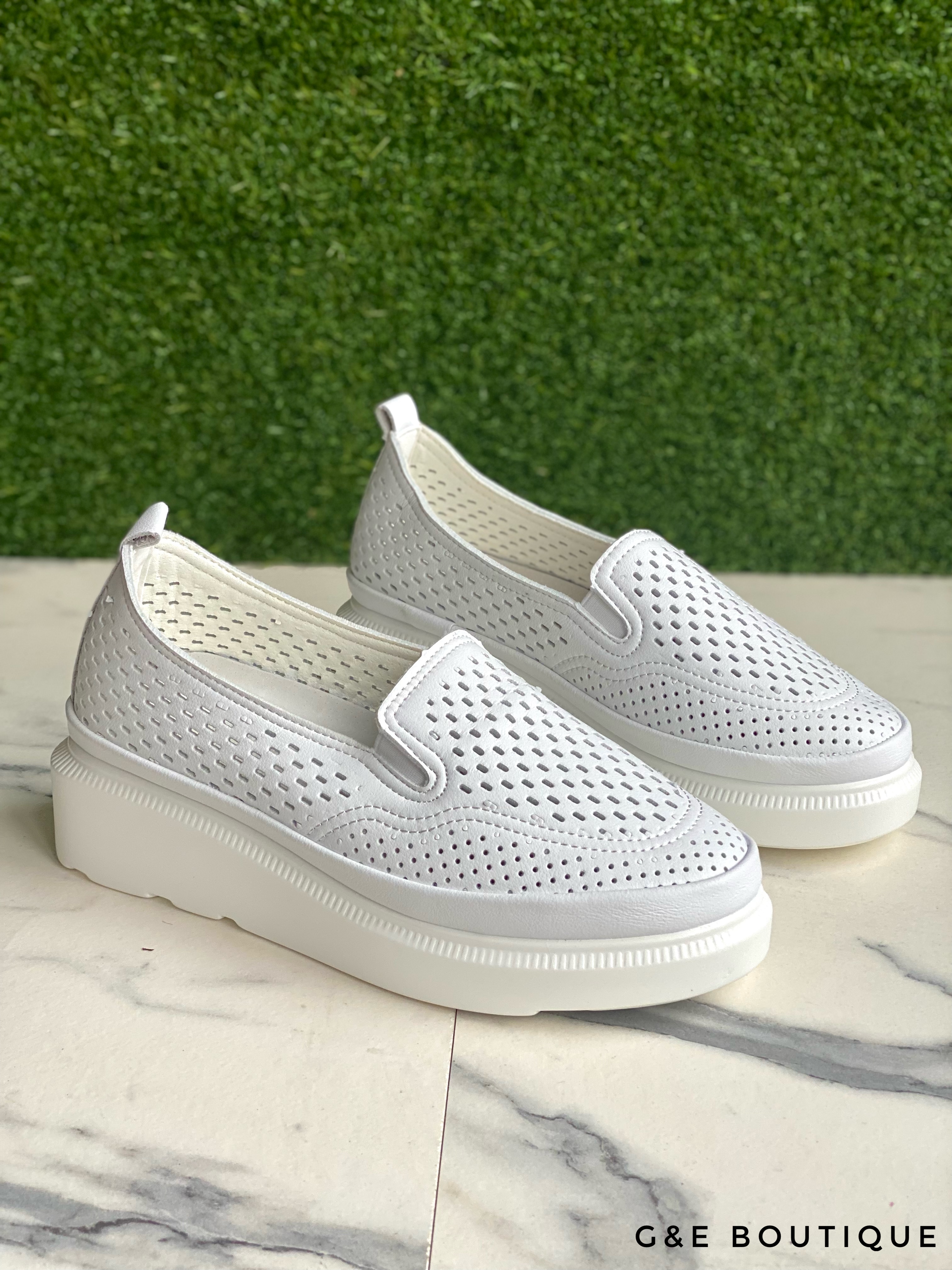 Natūralios odos balti bateliai