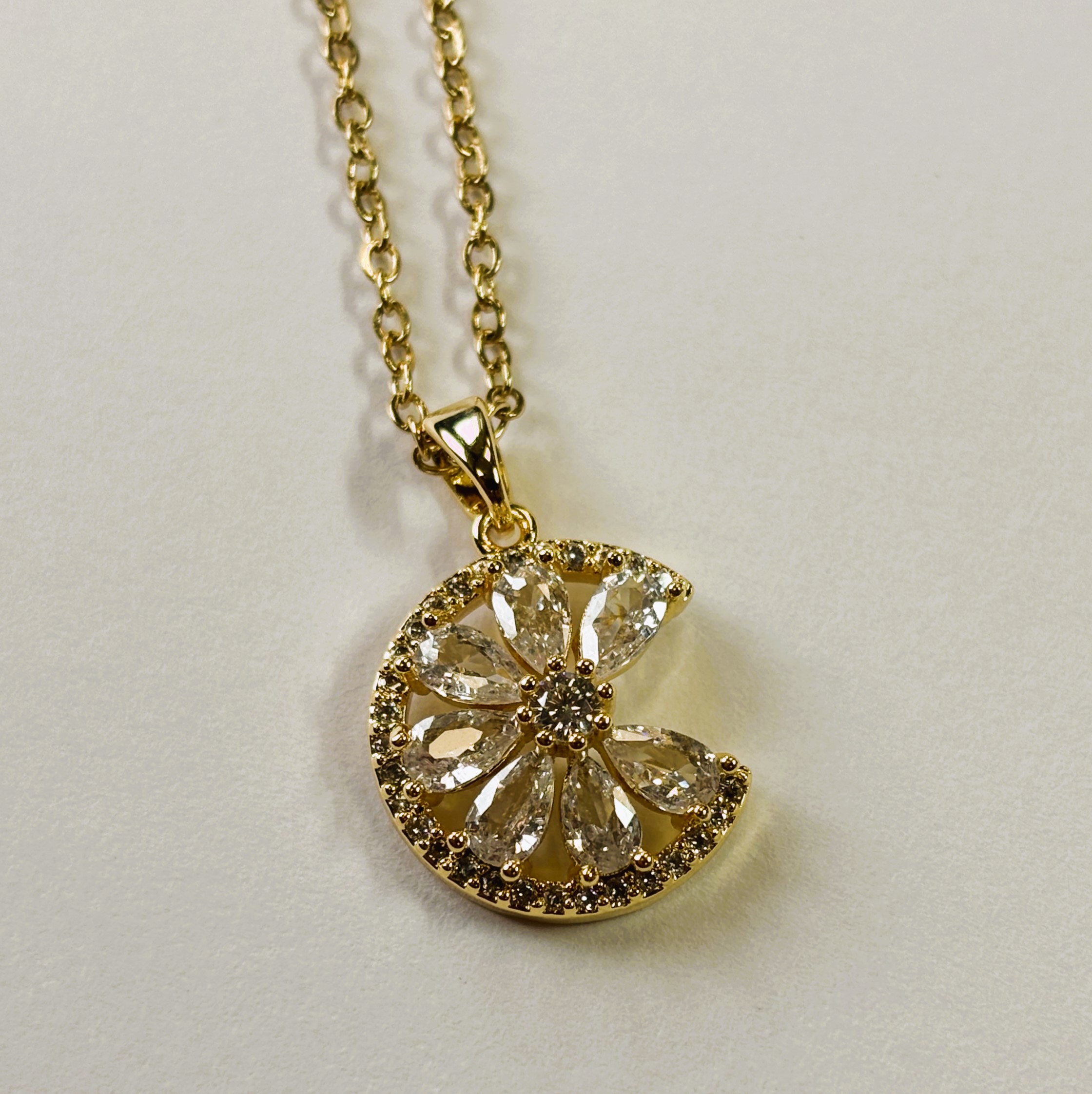 Elegant Gold Necklace with Crystal Lime Slice