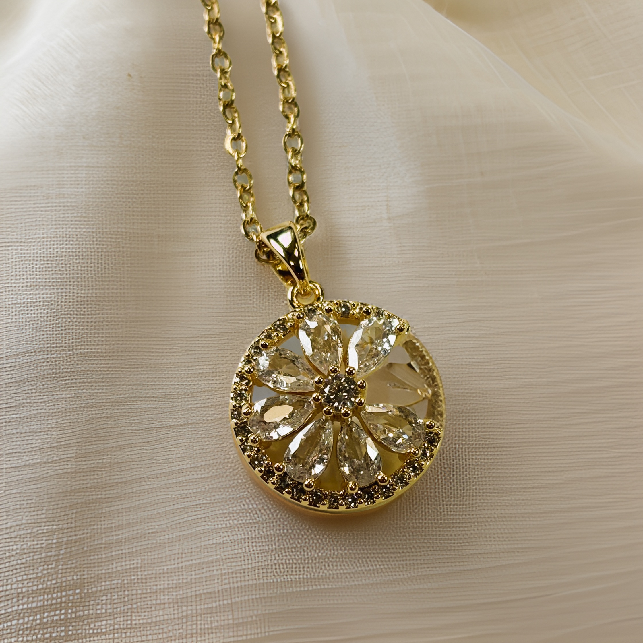 Elegant Gold Necklace with Crystal Lime Slice