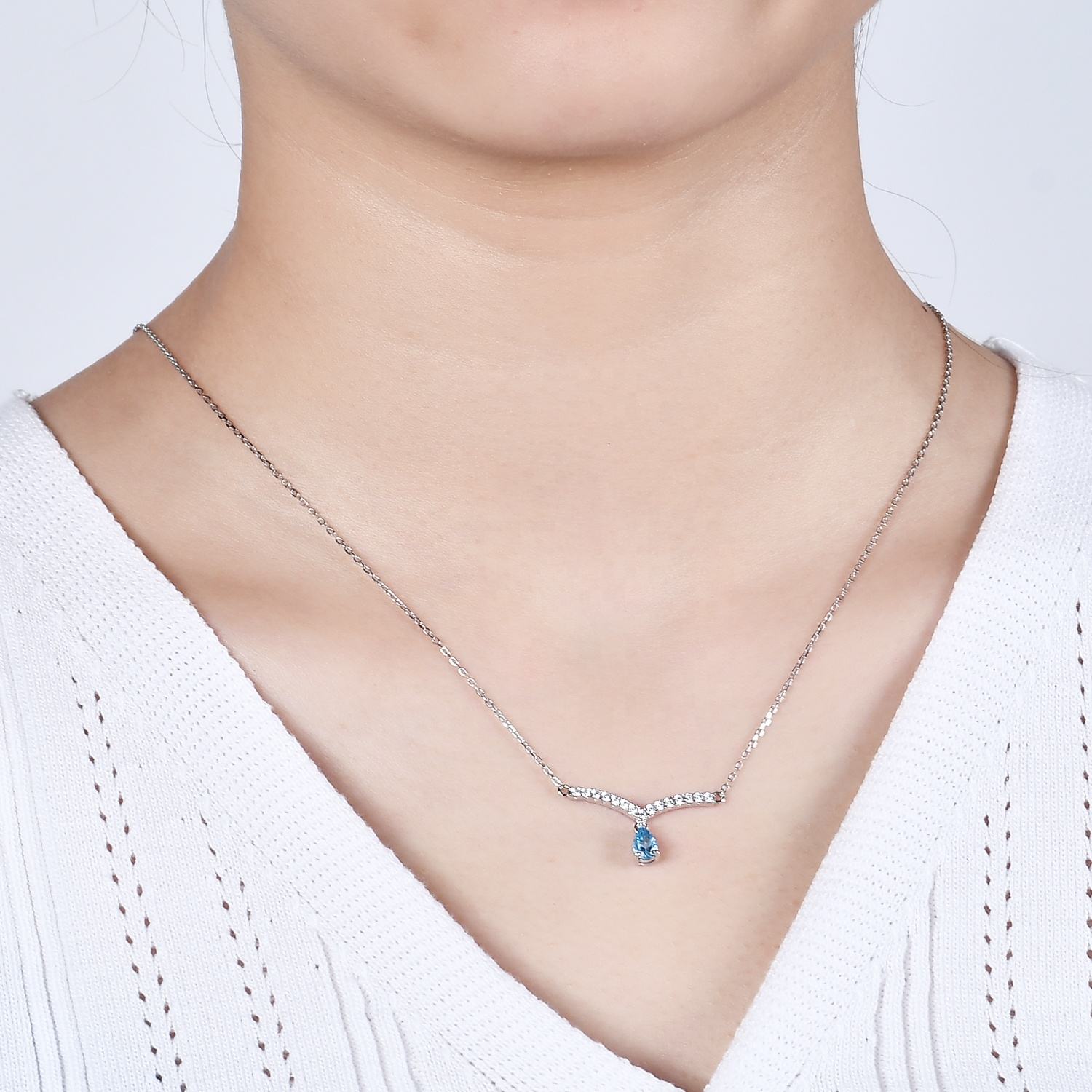 Elegant Diamond and Aquamarine Necklace