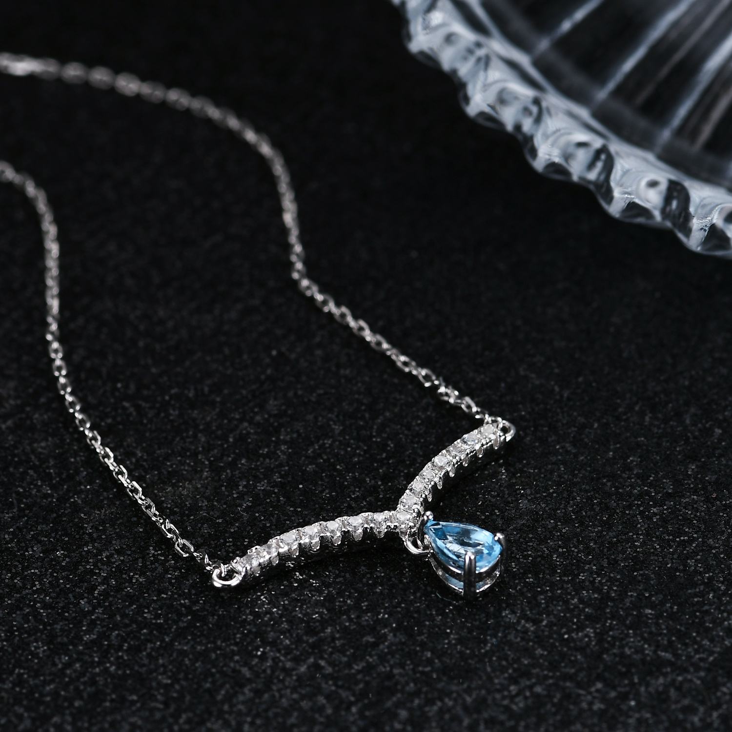 Elegant Diamond and Aquamarine Necklace