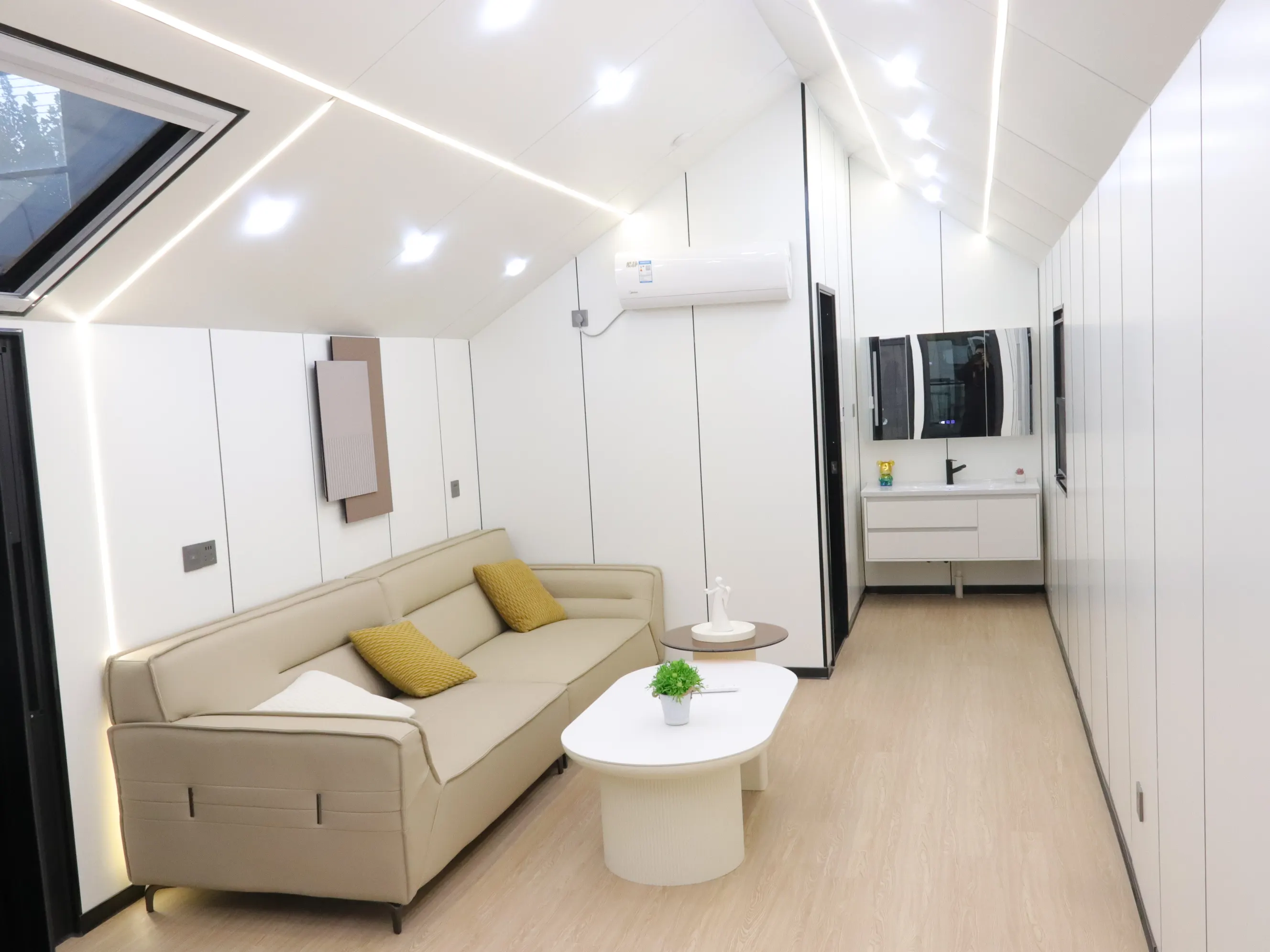 20ft Collapsible Prefab Container House - Modular Steel/Wood Hybrid Structure for Multi-Purpose Spaces: Hotels, Medical Units, Luxury Apartments & Sanitation Facilities