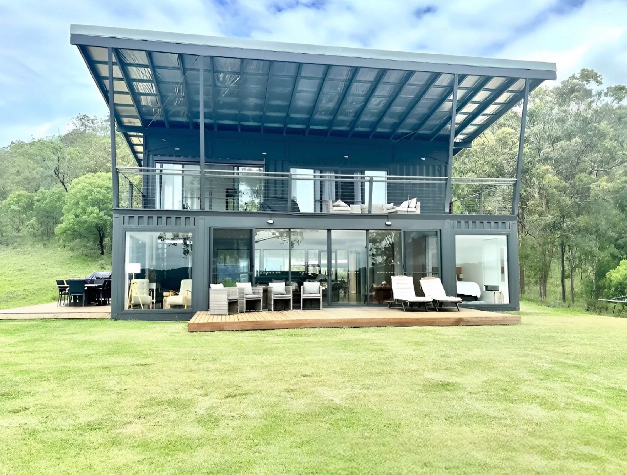 3bhk Two-Storey Container House with a Large Open Upper Terrace and Patio, Portable Houses for Families, Fully Furnished, Disaster Resistant, 4 Hour Set-Up, Customizable