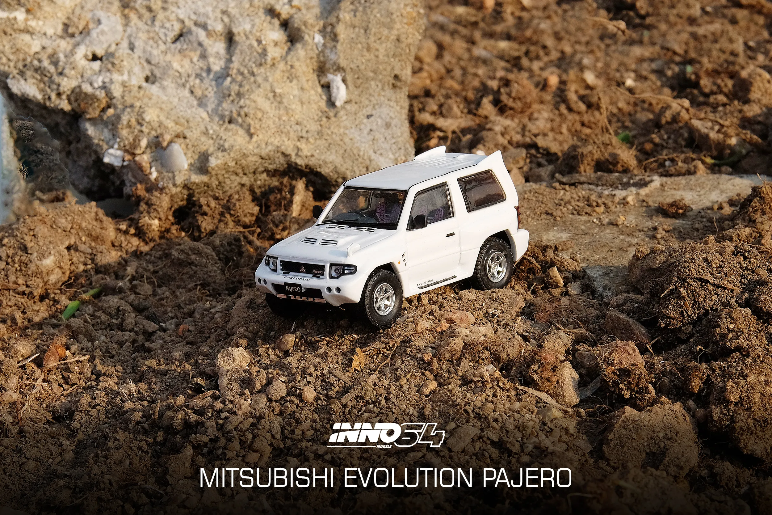INNO64 Mitsubishi Pajero Evolution White With Extra Wheels