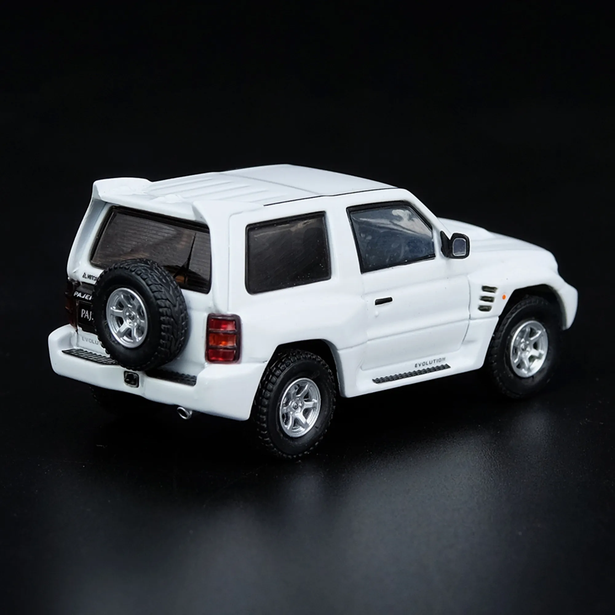 INNO64 Mitsubishi Pajero Evolution White With Extra Wheels