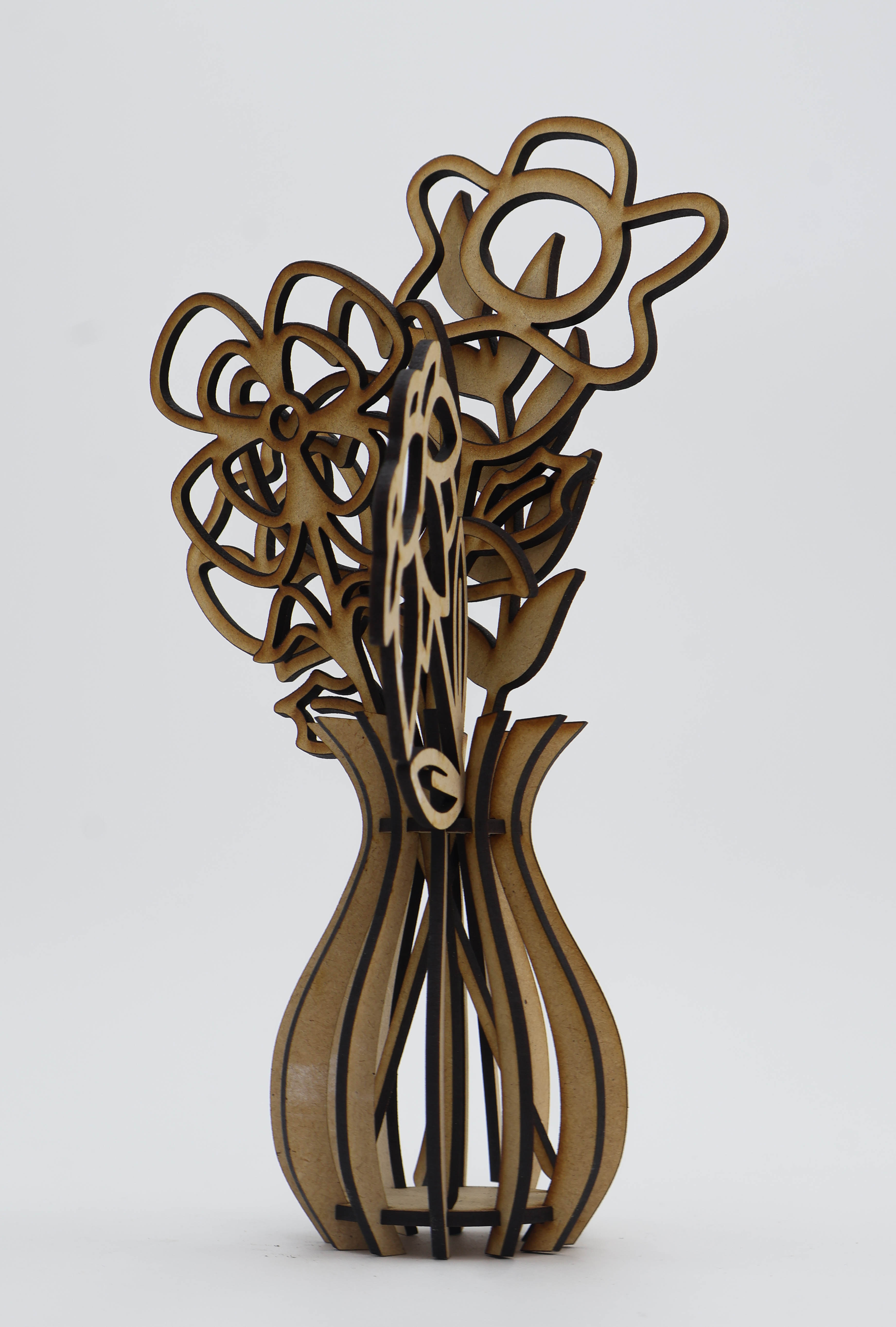 Arreglo floral de madera decorativo