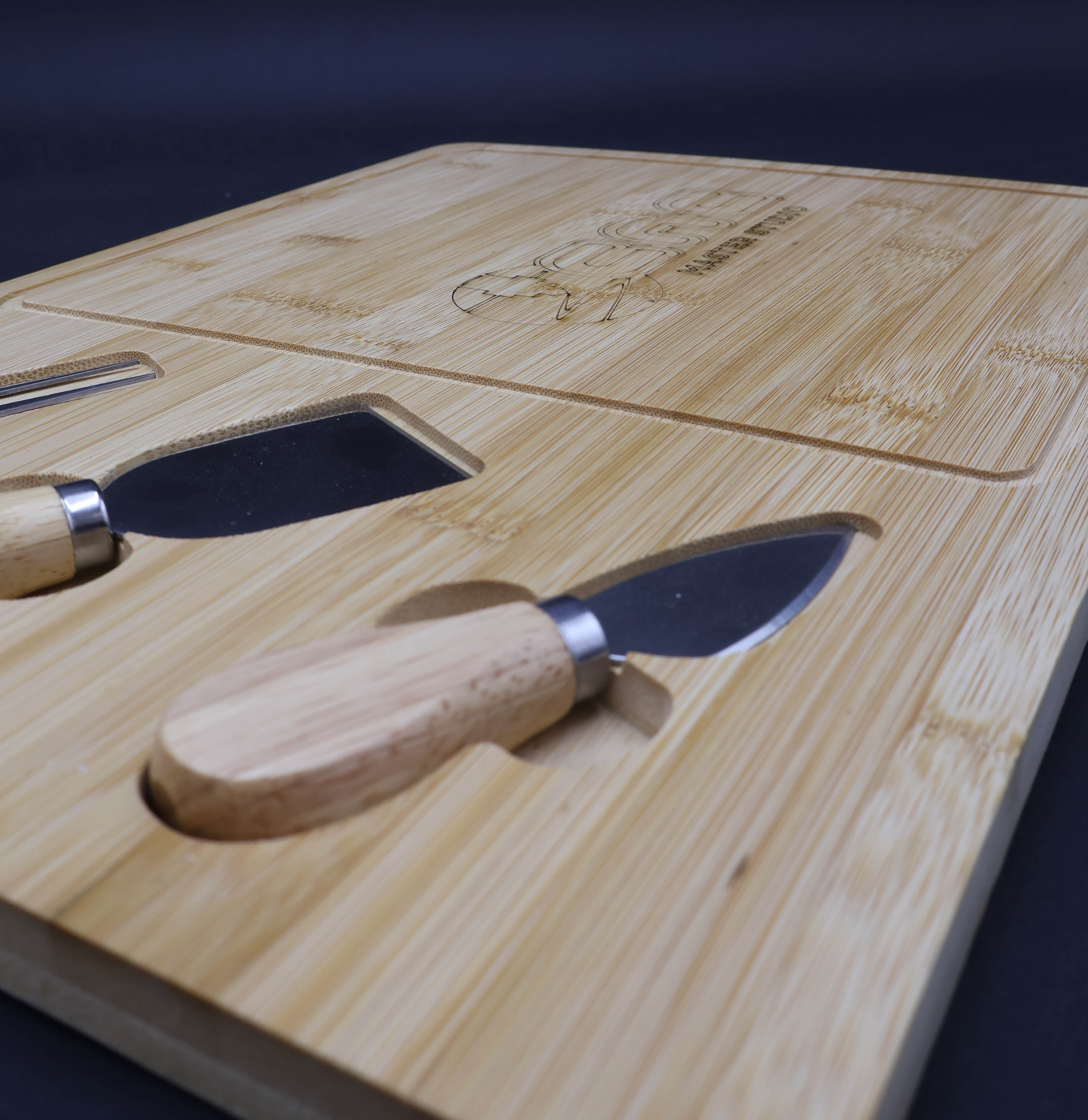 Tabla de Quesos de Madera con Cuchillos