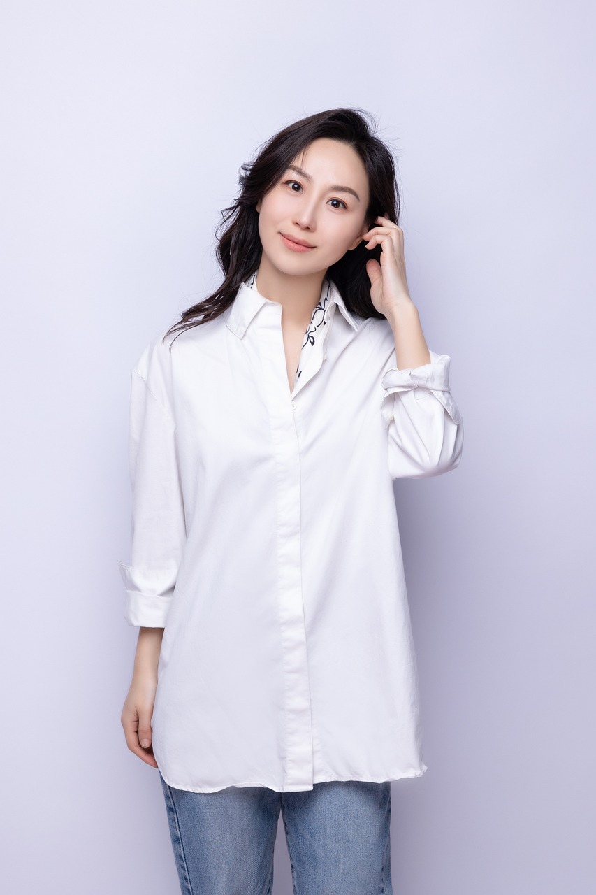 Kadın beyaz gömleği