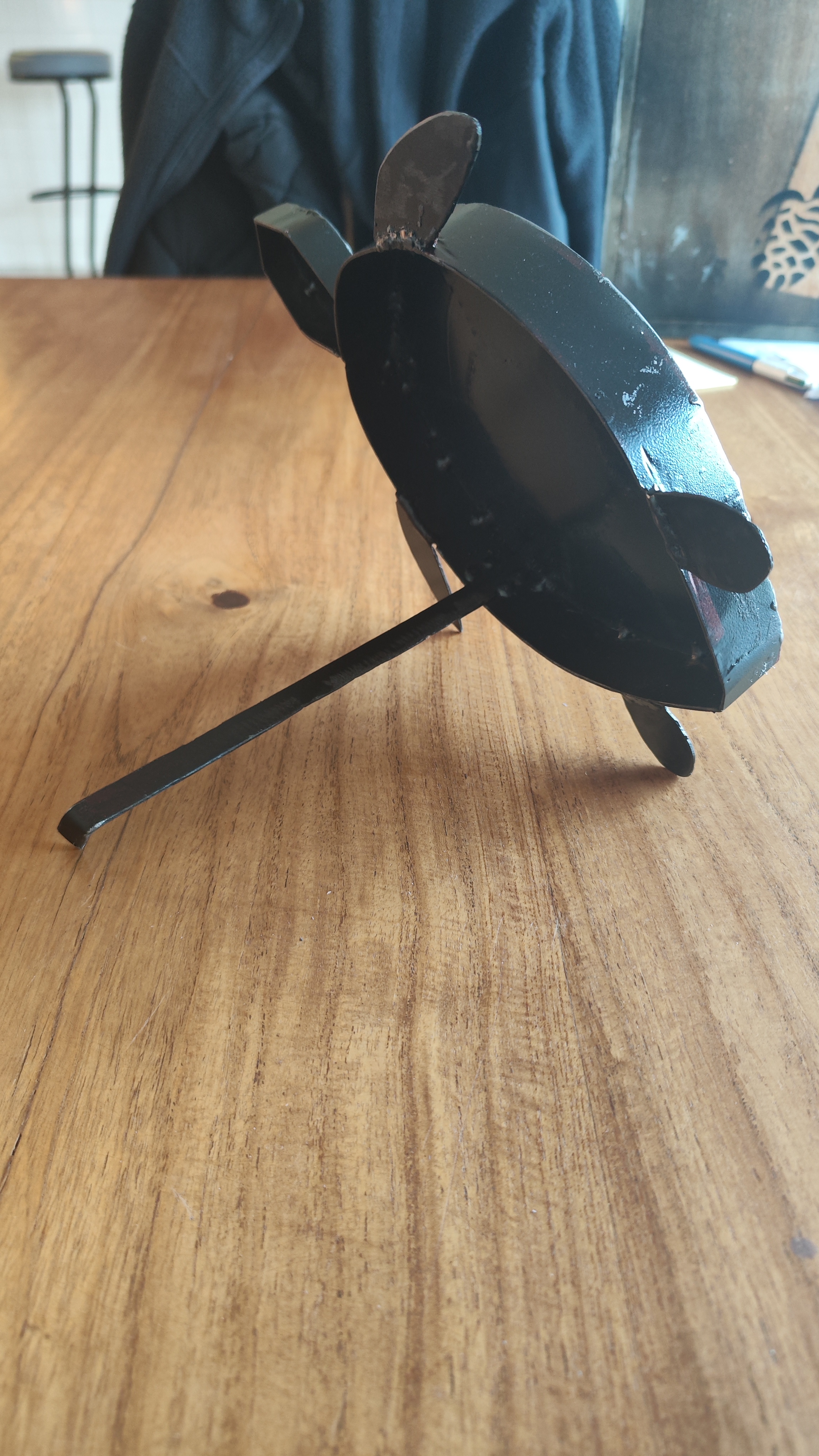 Tortue rouge en métal 