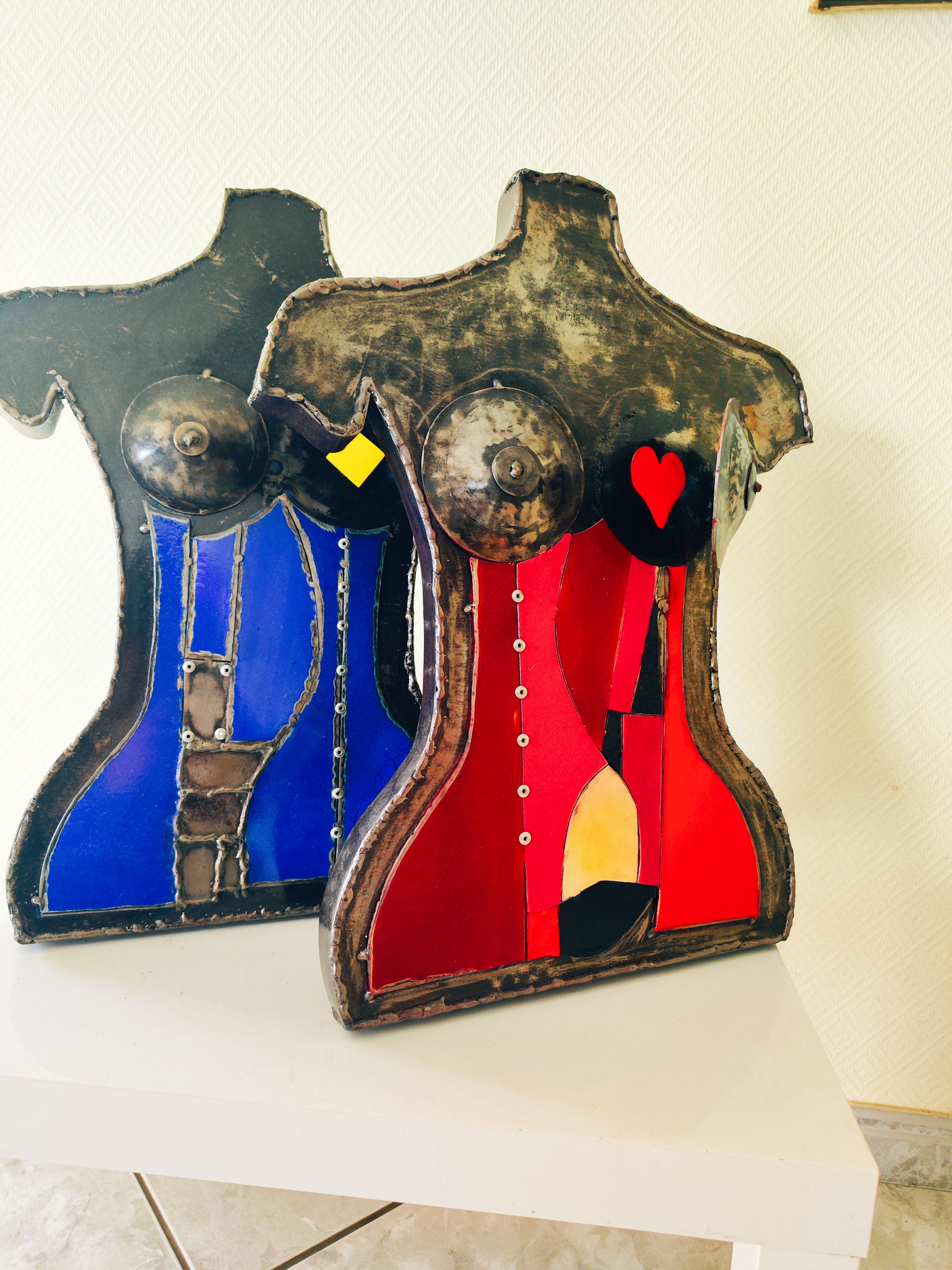 Bustes féminins décoratifs colorés