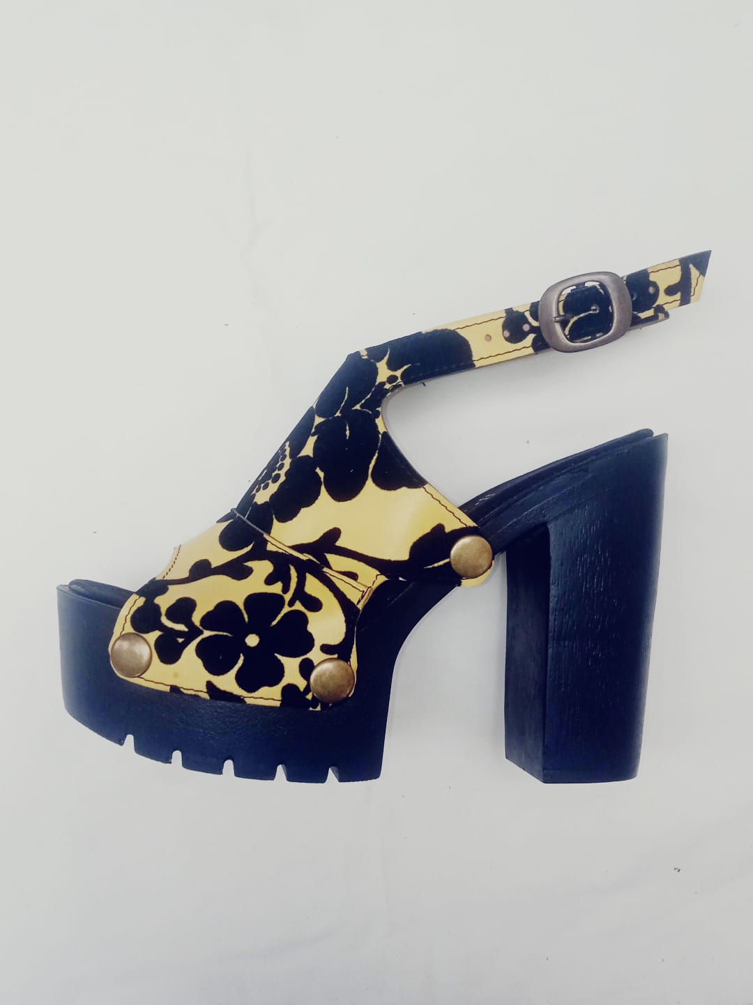 Sandalia de plataforma floral