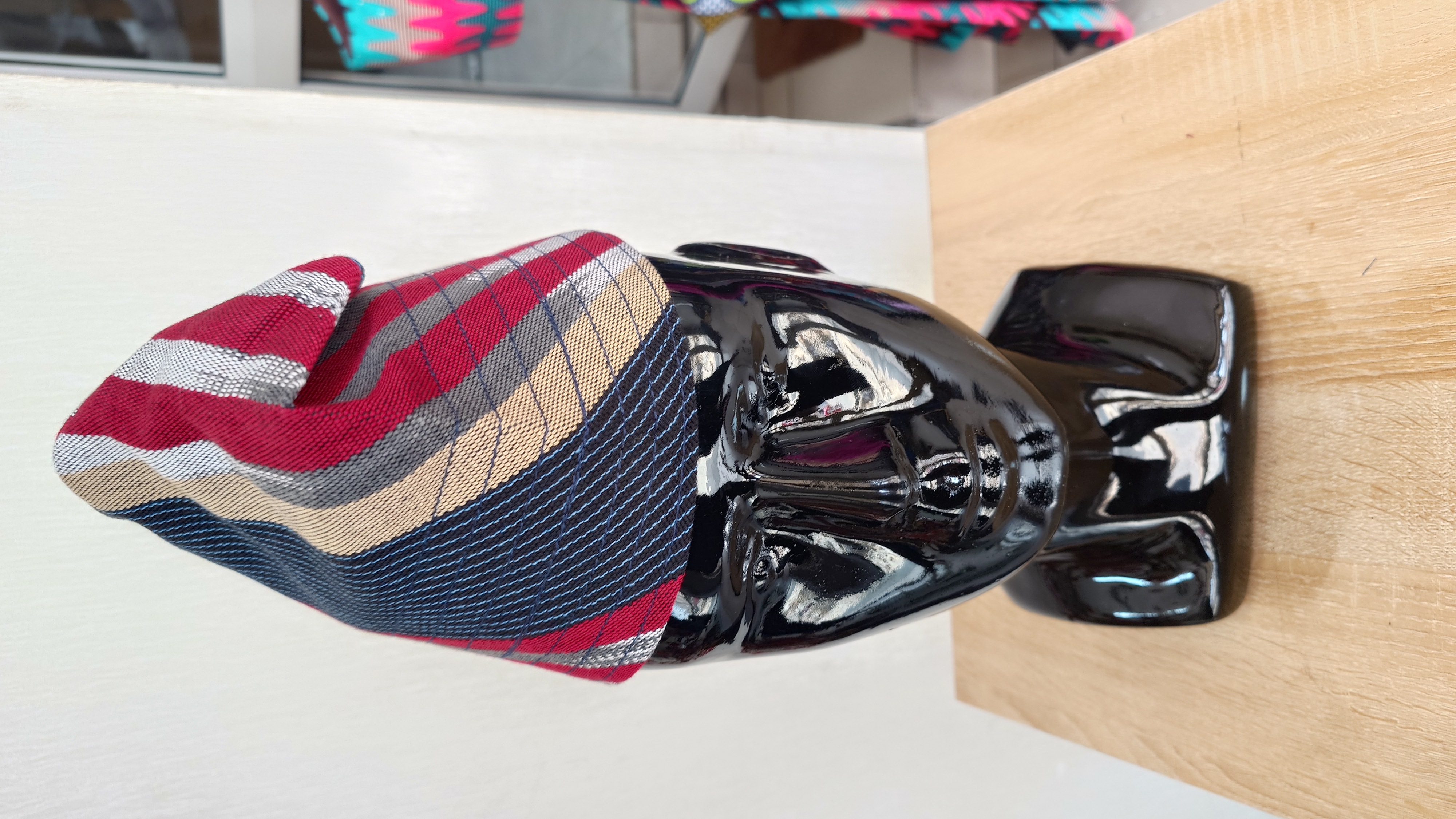 A beautiful multicoloured pattern, handwoven asö-okë fila. It's fully lined and well tailored. 