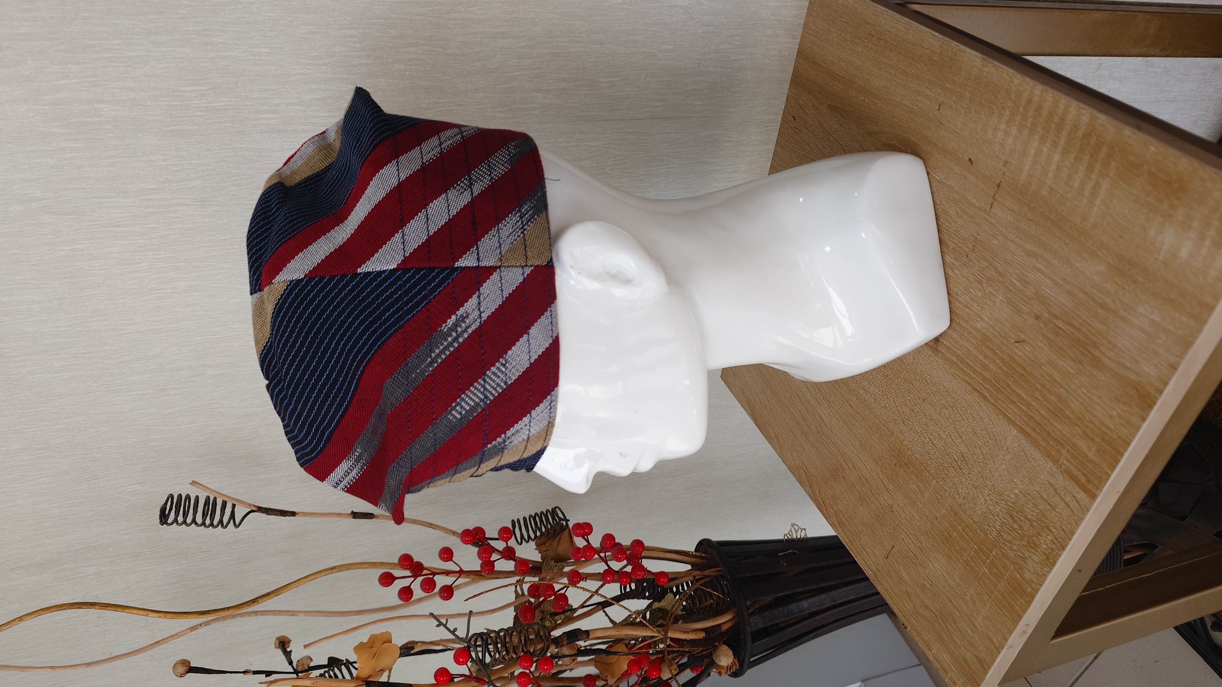 A beautiful multicoloured pattern, handwoven asö-okë fila. It's fully lined and well tailored. 