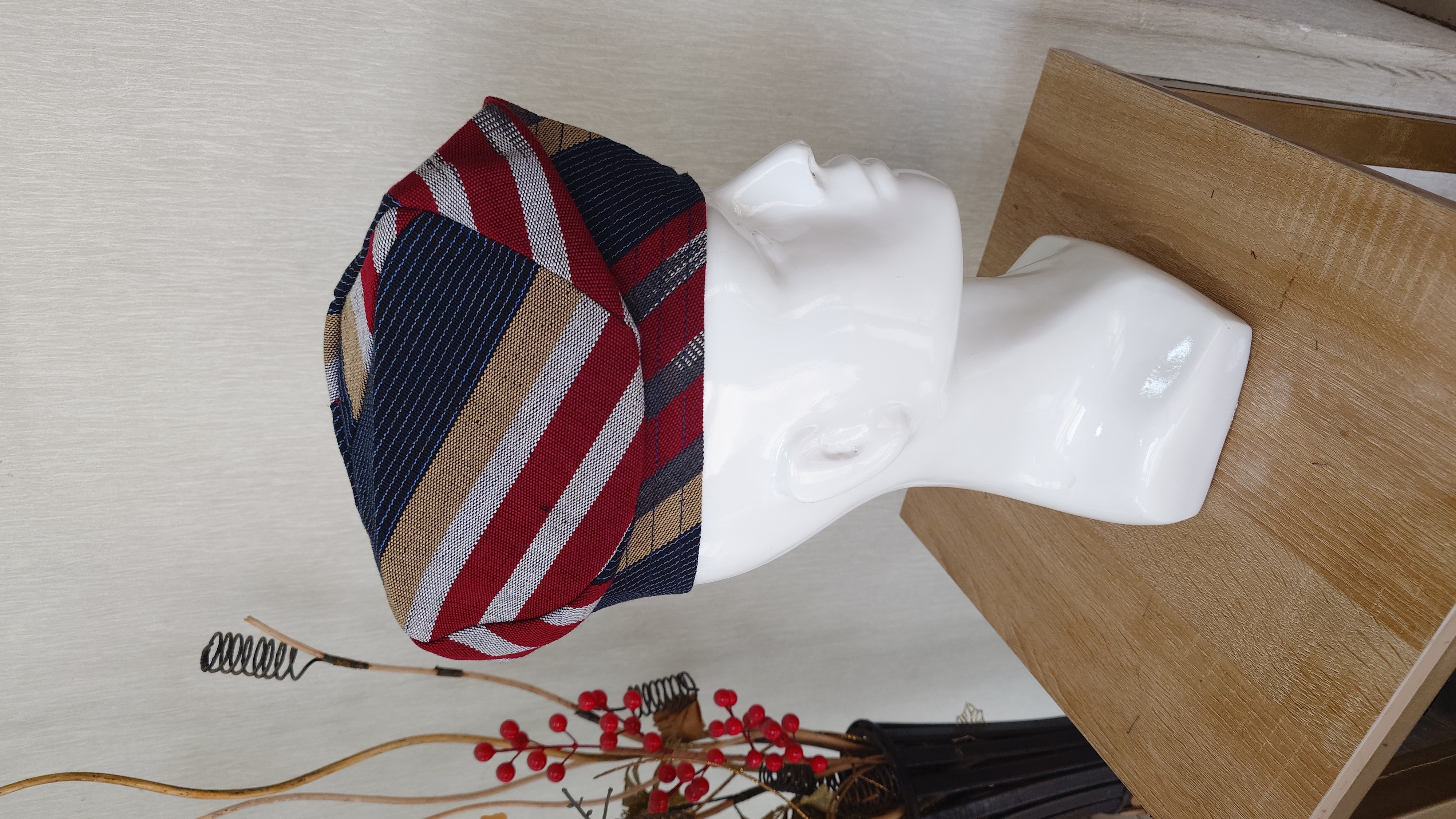 A beautiful multicoloured pattern, handwoven asö-okë fila. It's fully lined and well tailored. 