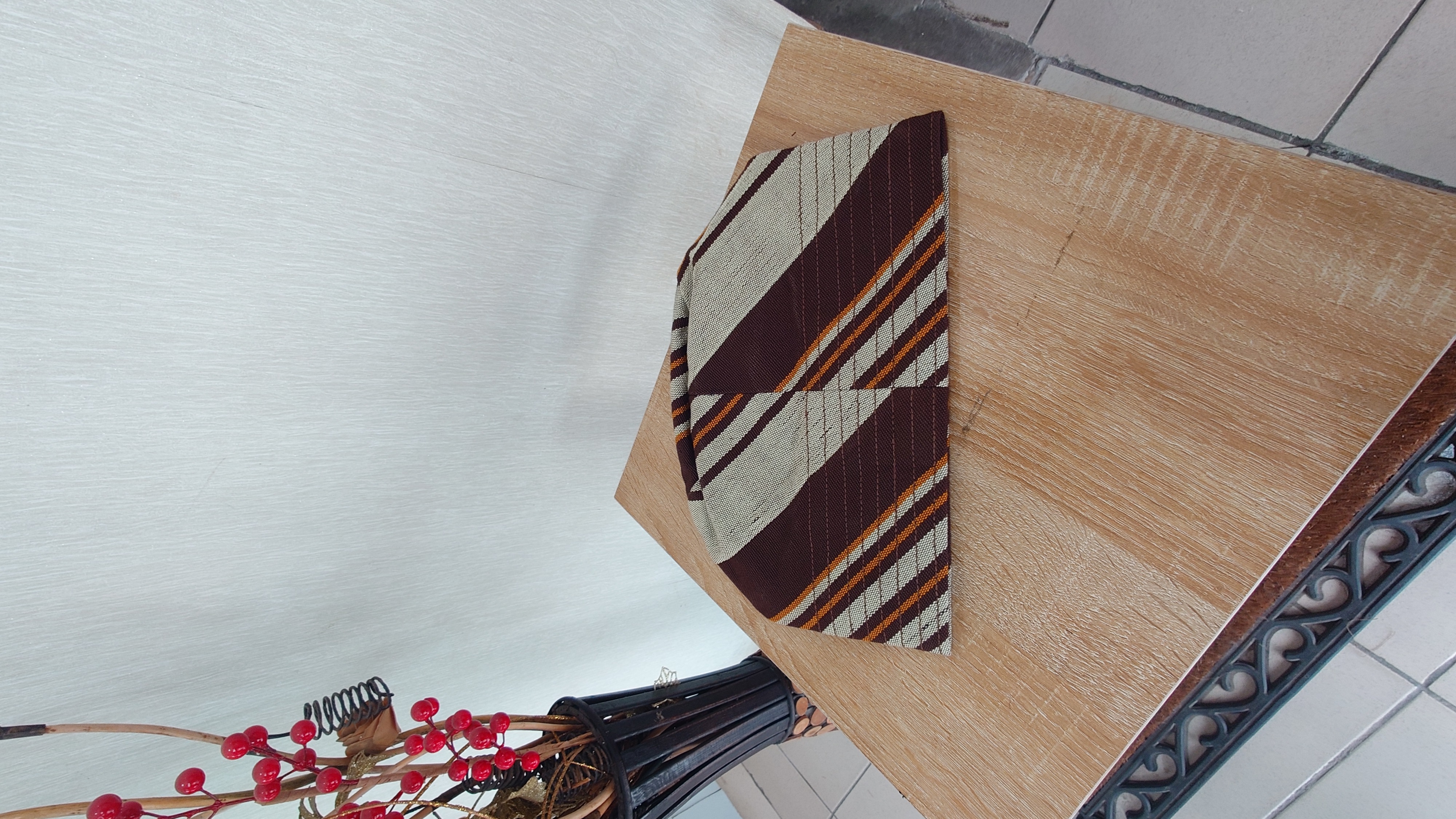  A beautiful multicoloured pattern, handwoven asö-okë fila.  It's well tailored and fully lined  