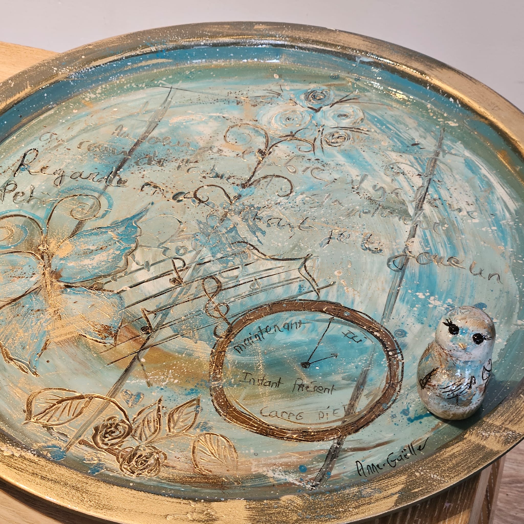 Plateau métallique 46cm×2cm, issue d'une table. À poser sur la table ou d'autres supports. Extérieur ok. Vernis UV, cire d'or, sculpture.