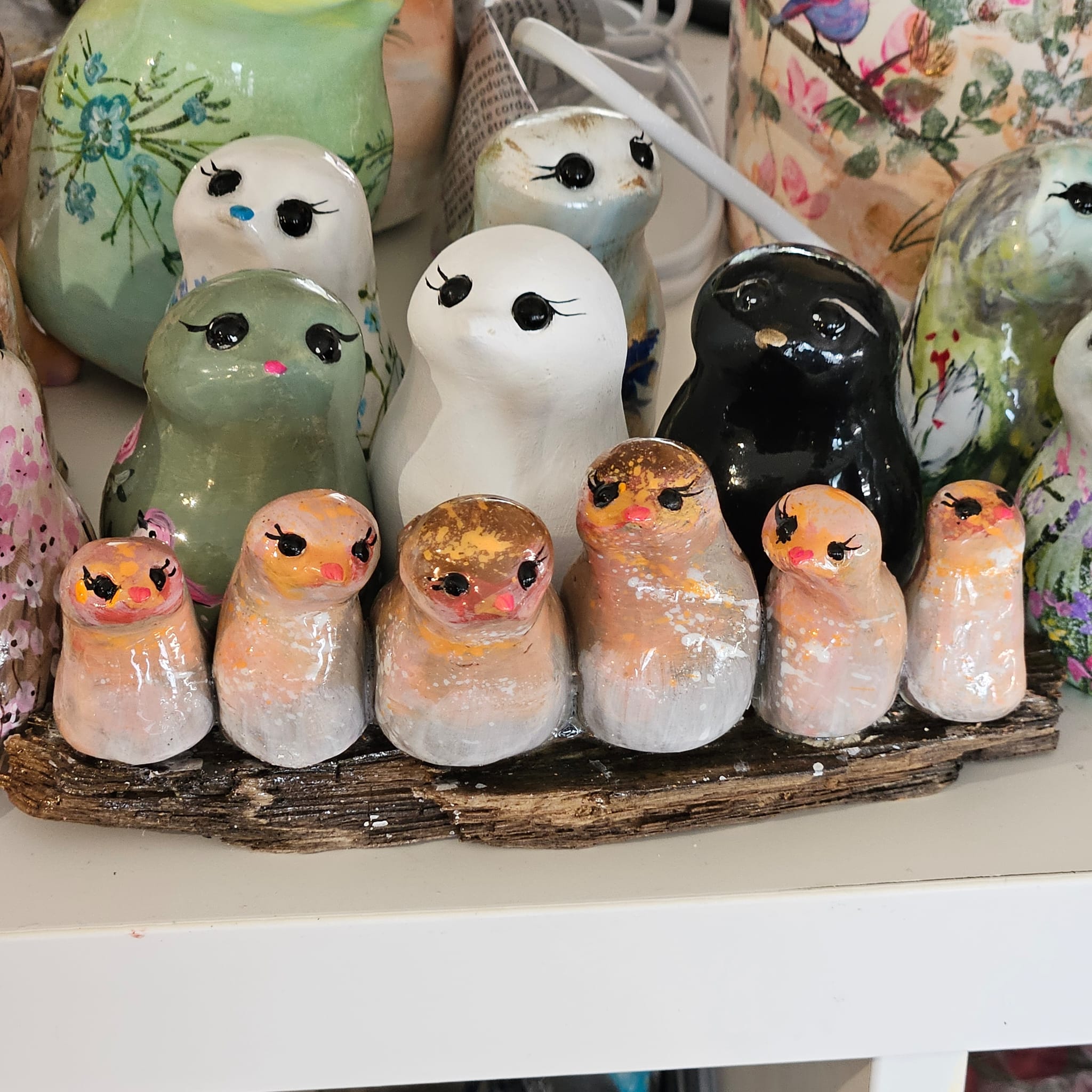 6 petits oiseaux sur un morceau de bois - Une Brochettes d'oiseaux bavards de tous âges,  sur un bois usé préalablement rendu durable...
