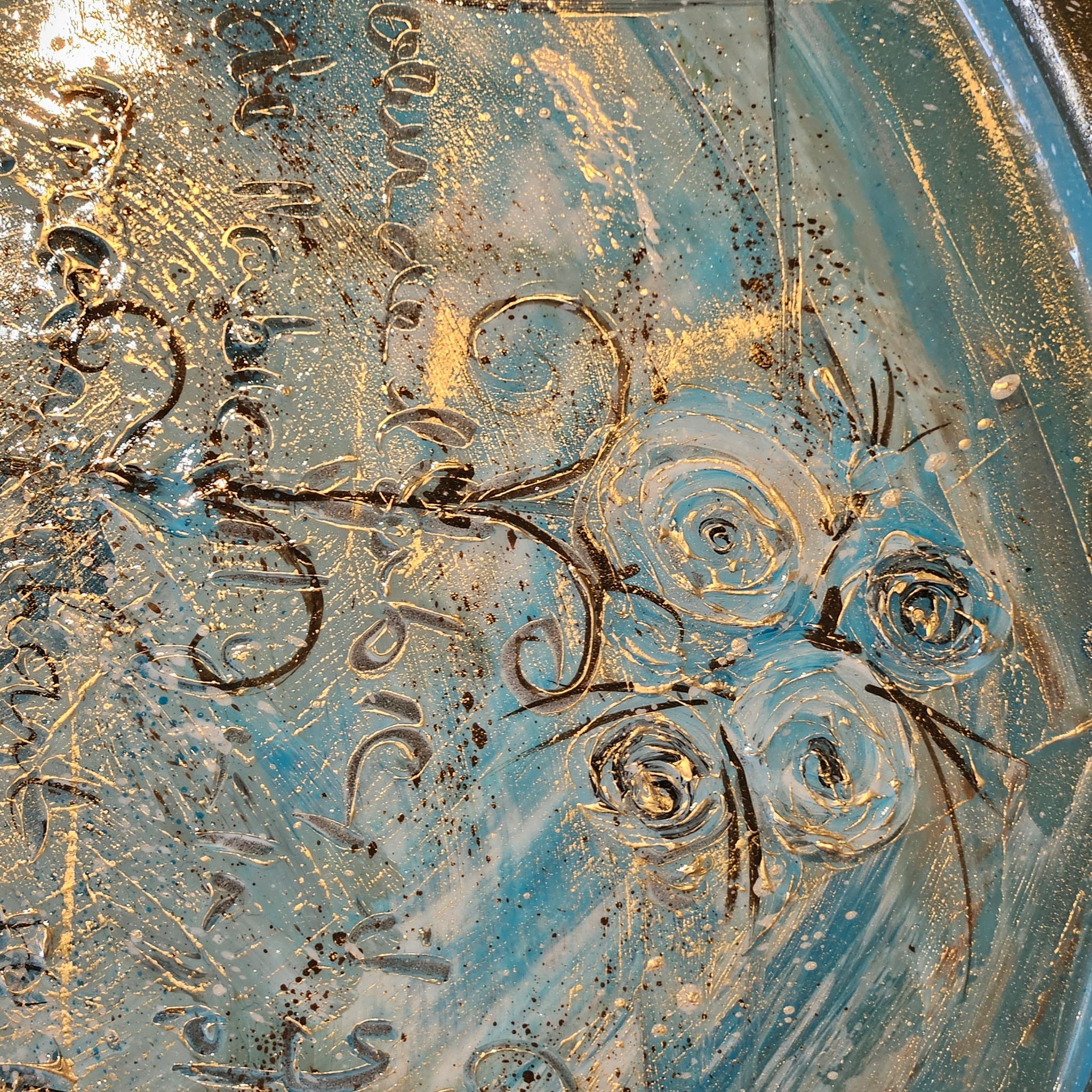 Plateau métallique 46cm×2cm, issue d'une table. À poser sur la table ou d'autres supports. Extérieur ok. Vernis UV, cire d'or, sculpture.