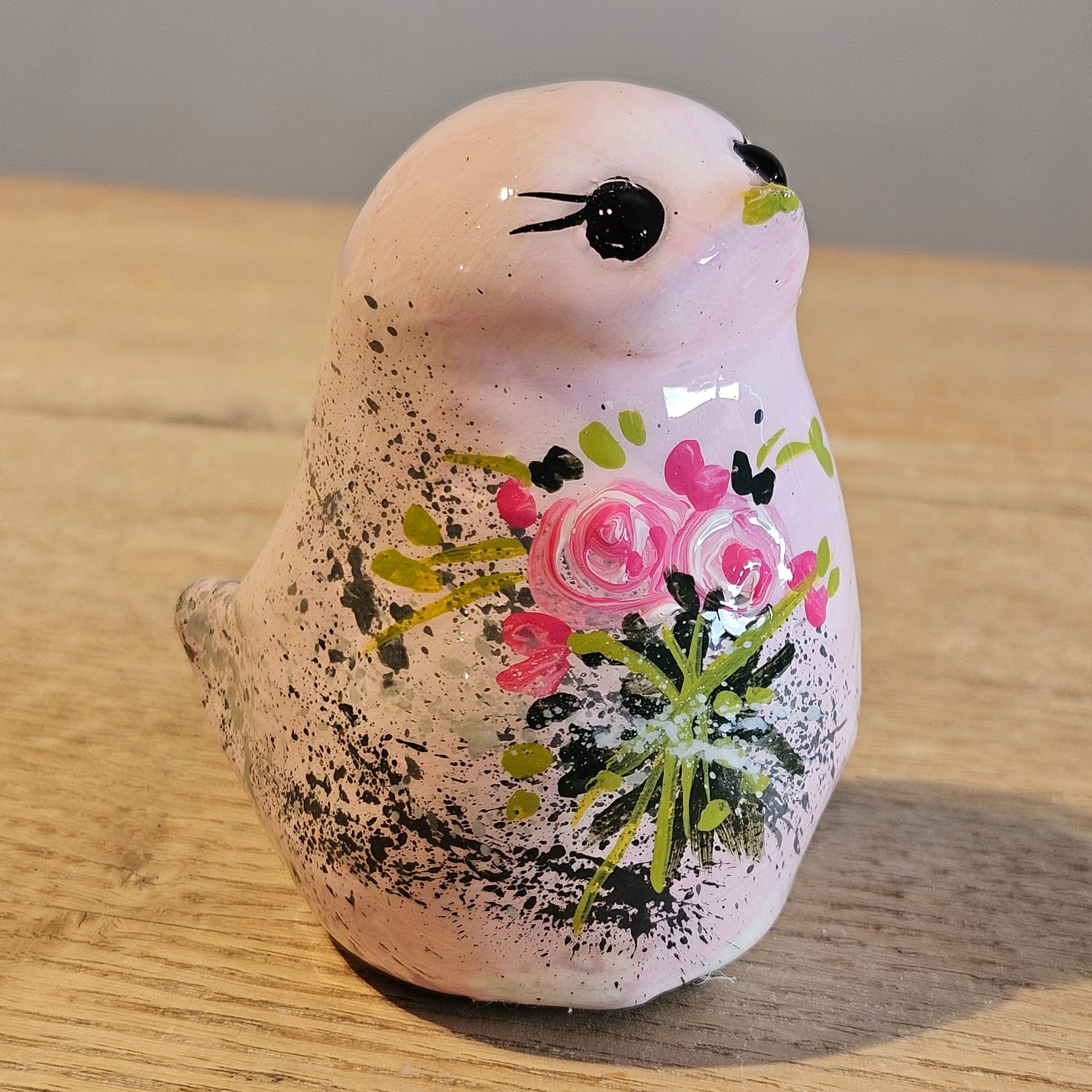 L'oiseau qui ne sait si il est encore un œuf ou déjà fait de plumes.