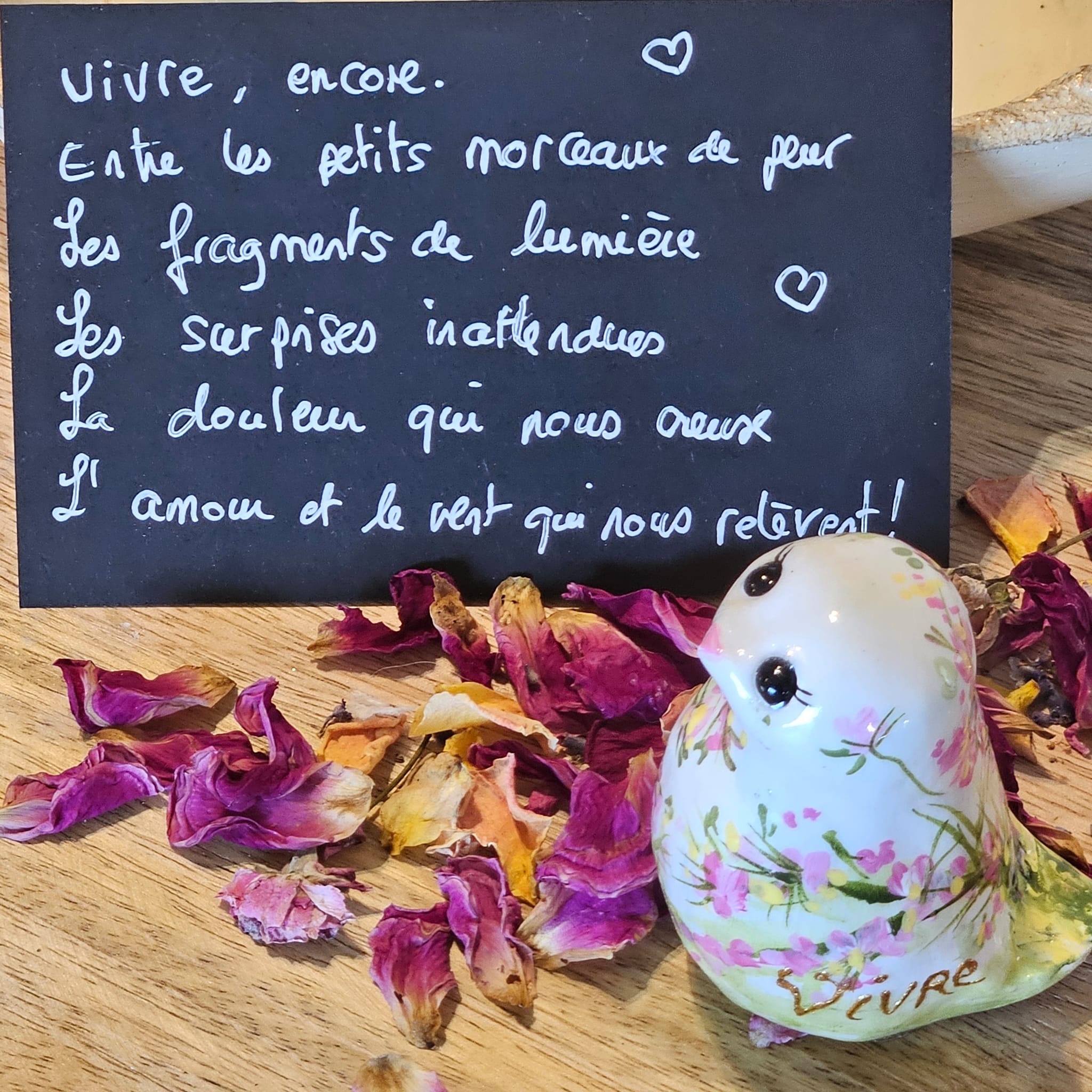 Acte 2 scène 1. La vie est un théâtre.  Oiseau messager et sa carte et ses fleurs séchées