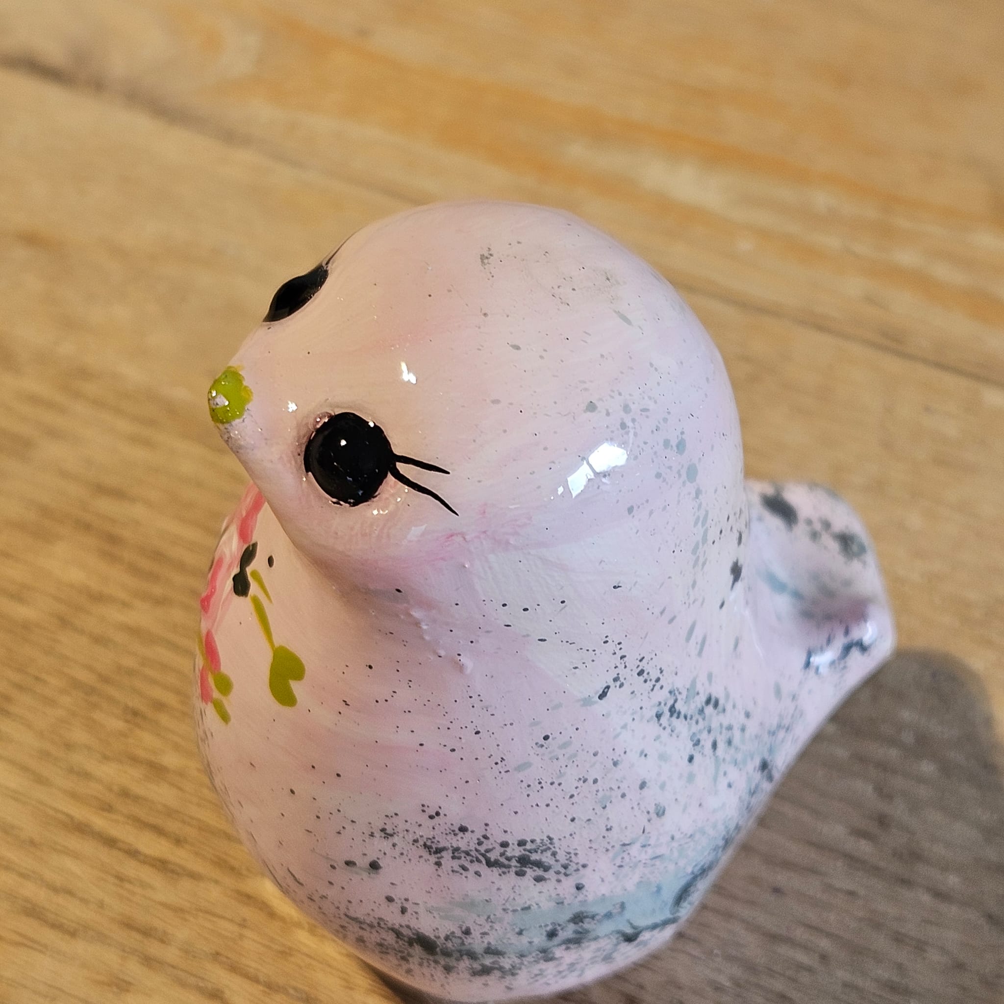 L'oiseau qui ne sait si il est encore un œuf ou déjà fait de plumes.