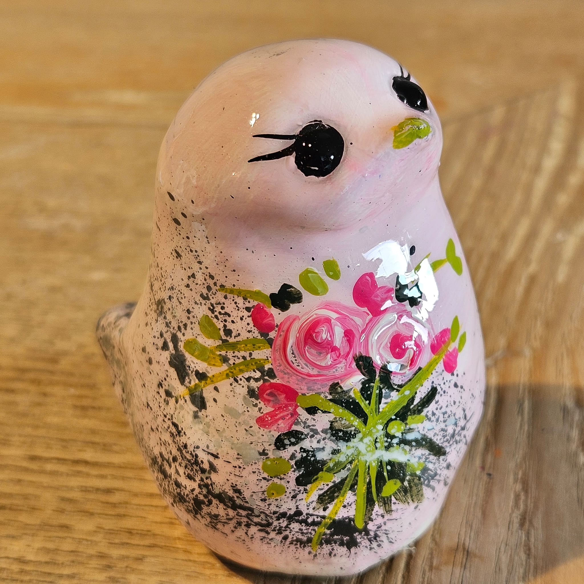 L'oiseau qui ne sait si il est encore un œuf ou déjà fait de plumes.