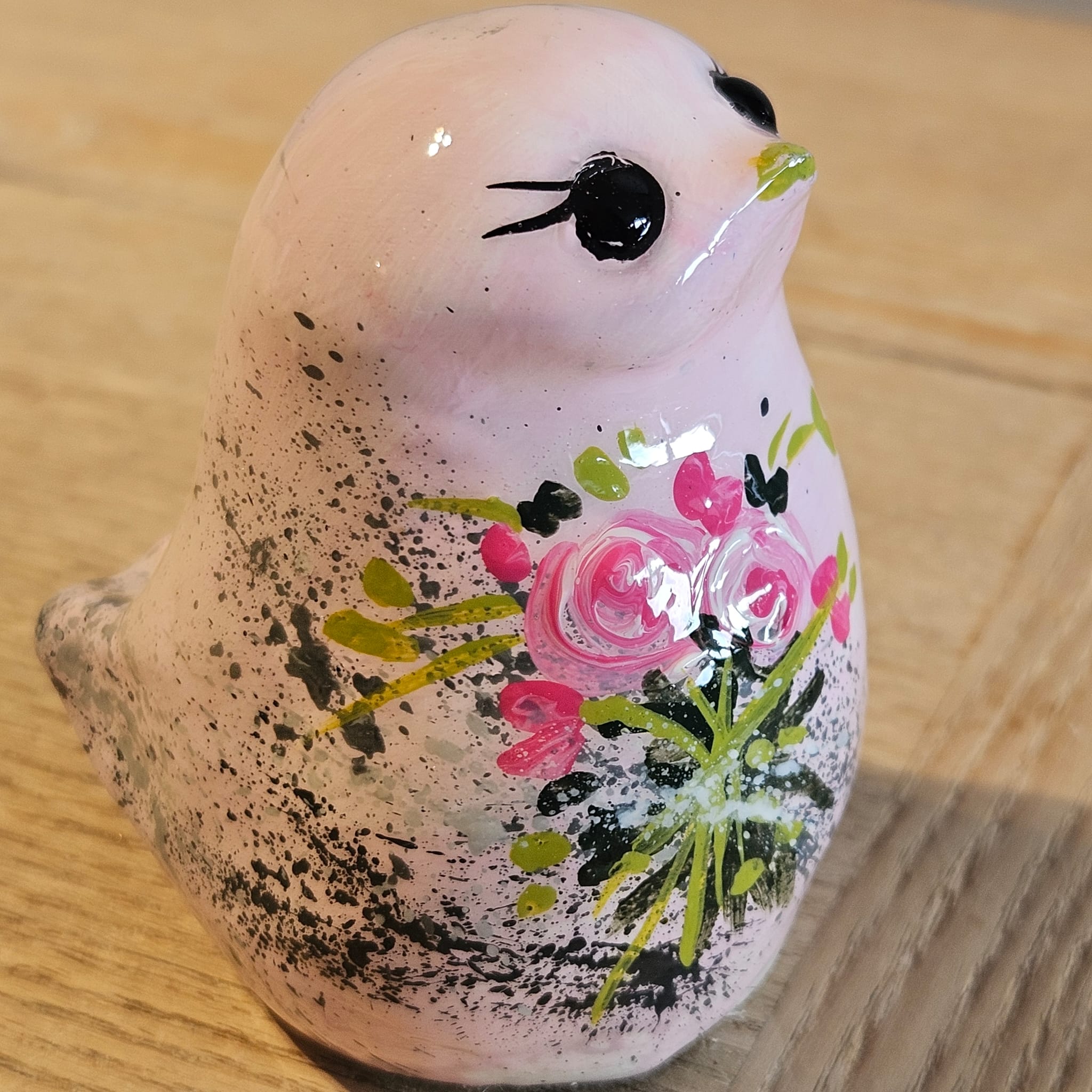 L'oiseau qui ne sait si il est encore un œuf ou déjà fait de plumes.