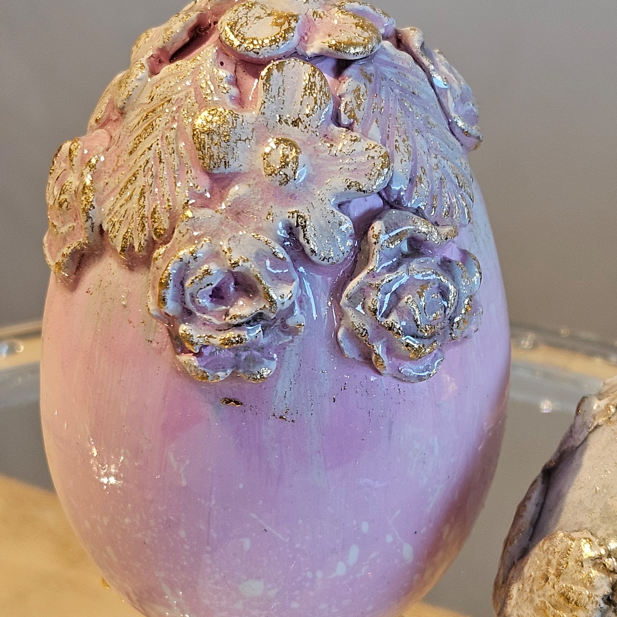 Lot de deux œufs sculptés et cœur de plâtre, supports dorés offerts