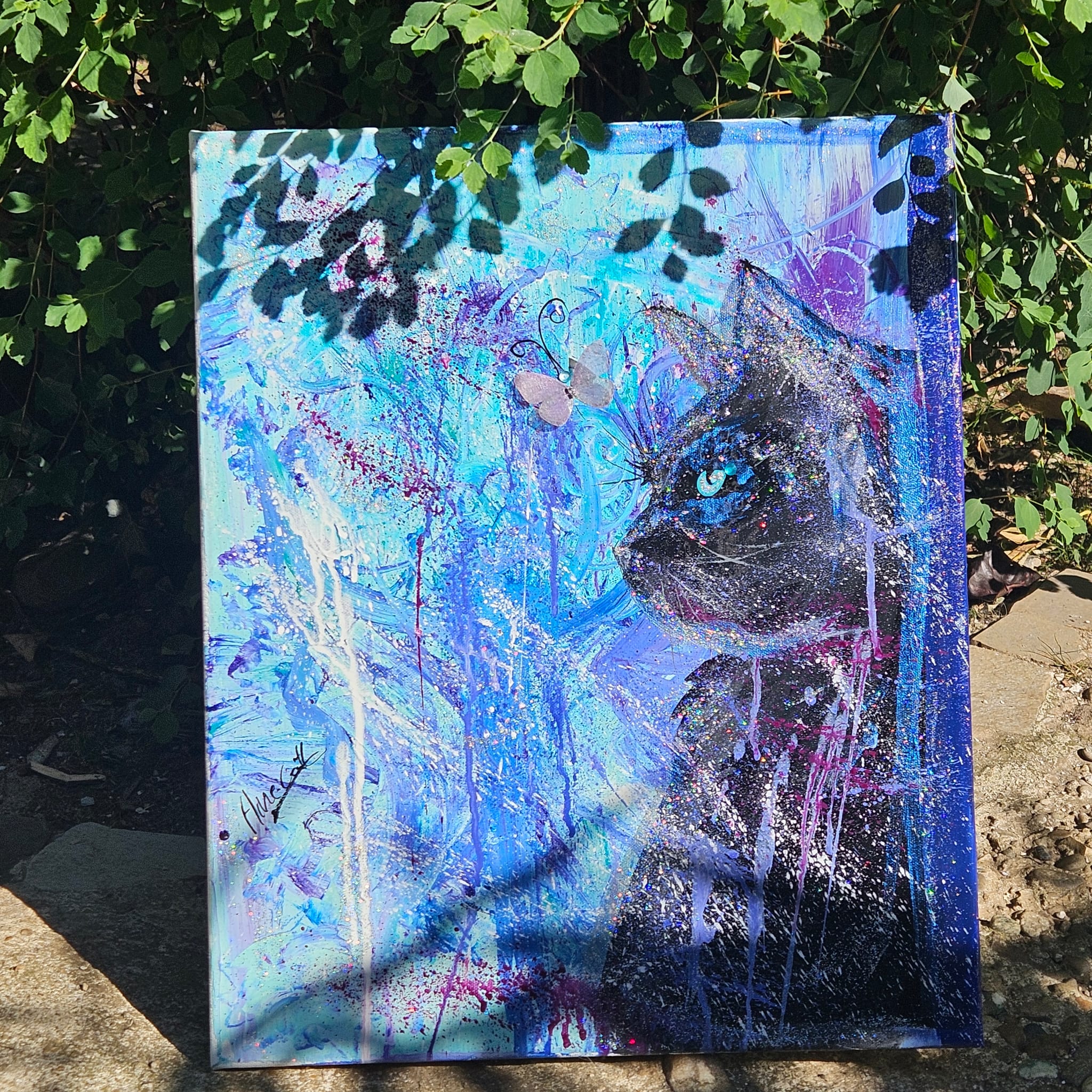 Acrylique, encres,médium, nacres, paillettes, poudre de diamants aux yeux, vernis UV haute protection et brillance 46×38cm.