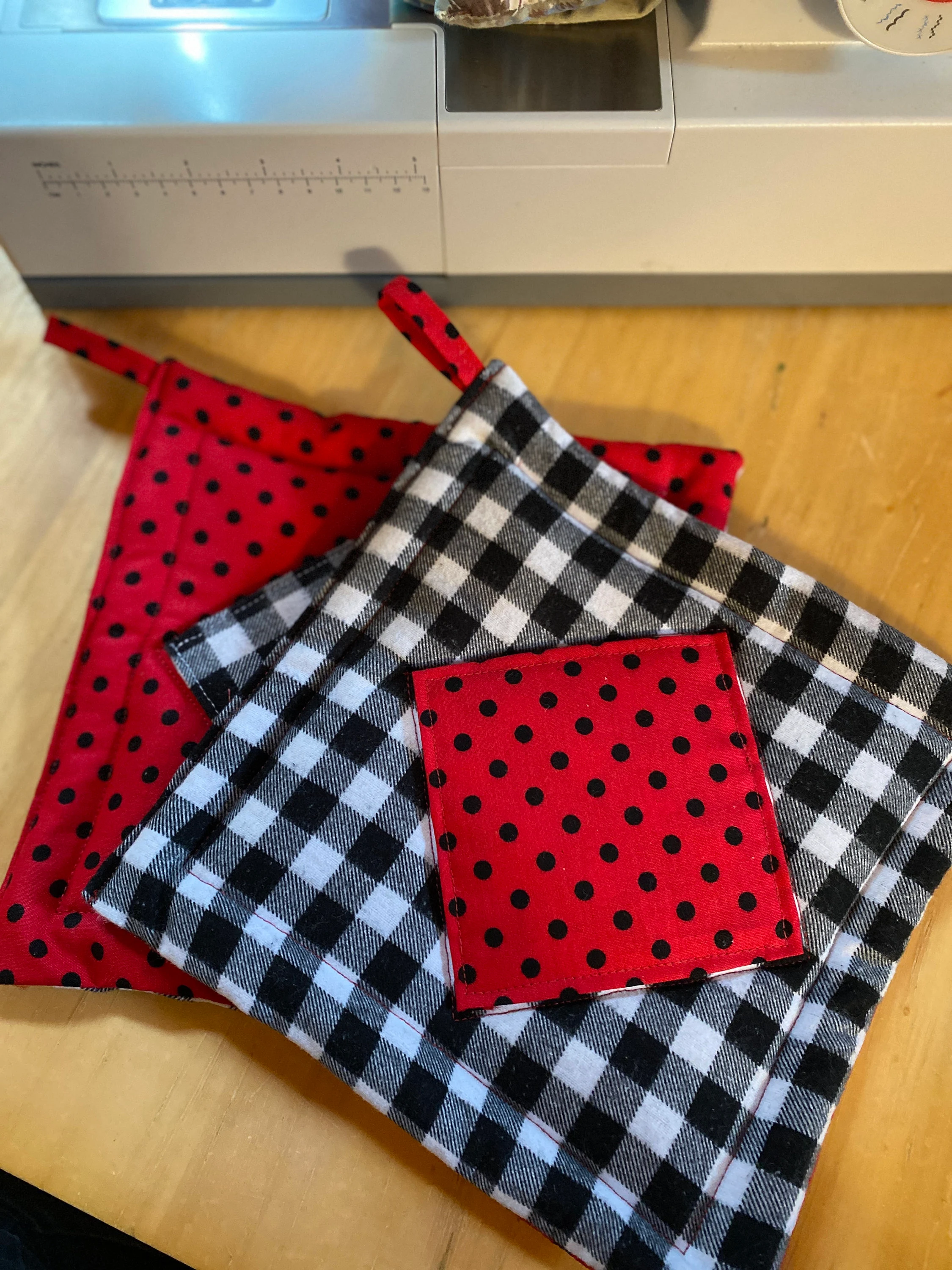 2 thick quality kitchen potholders, contrasting checked and dotted fabric, beautiful potholders with Insul Bright and two layers of batting