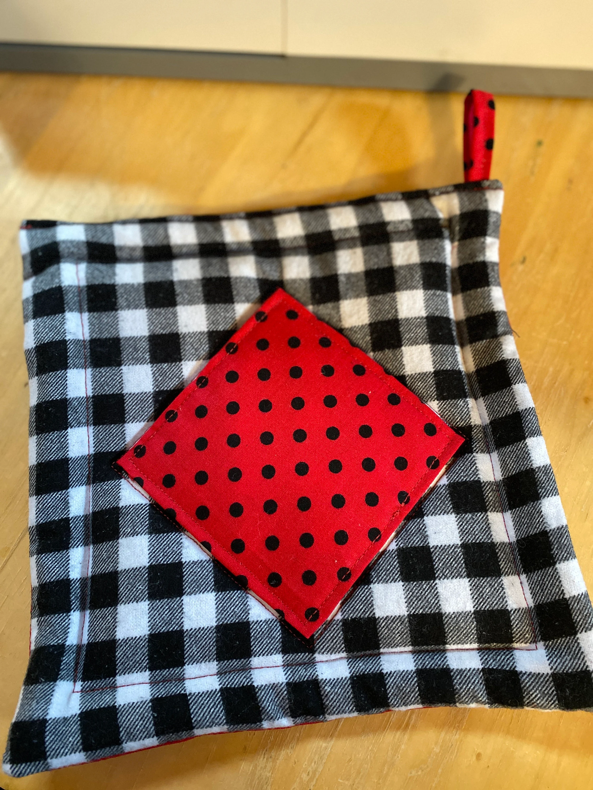 2 thick quality kitchen potholders, contrasting checked and dotted fabric, beautiful potholders with Insul Bright and two layers of batting 