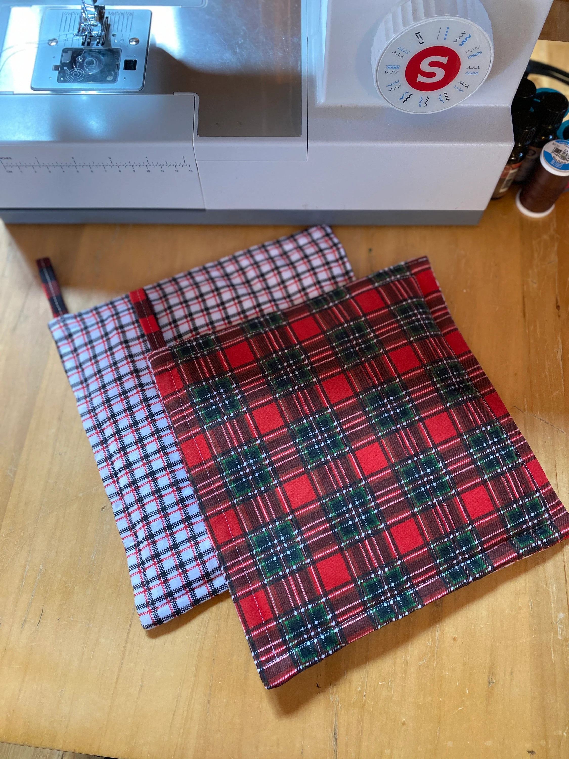 2 kitchen potholders, contrasting plaid flannel fabric, beautiful quality potholders with Insul Bright inside!