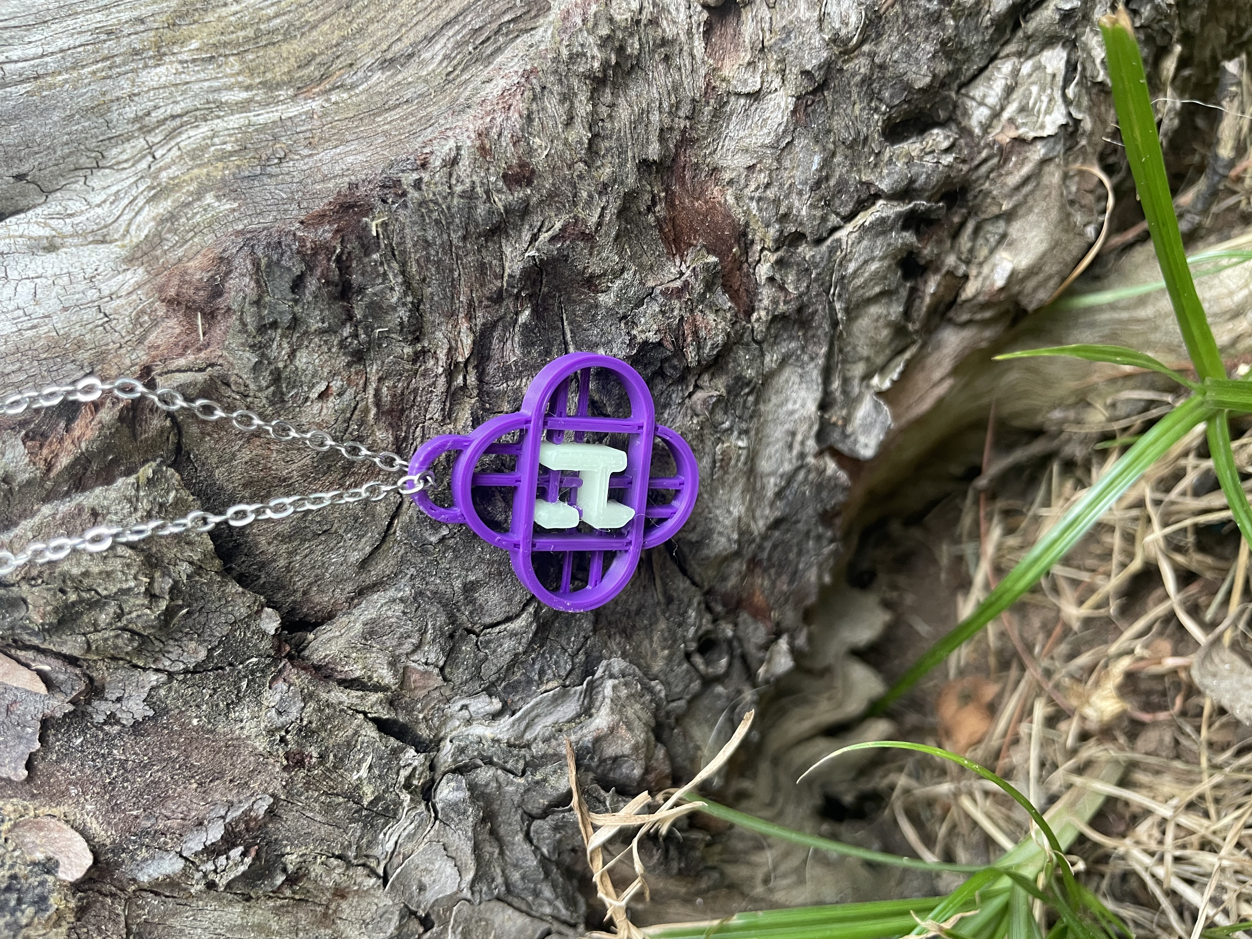 Huntrix Earrings and Necklace (Glow in the Dark)