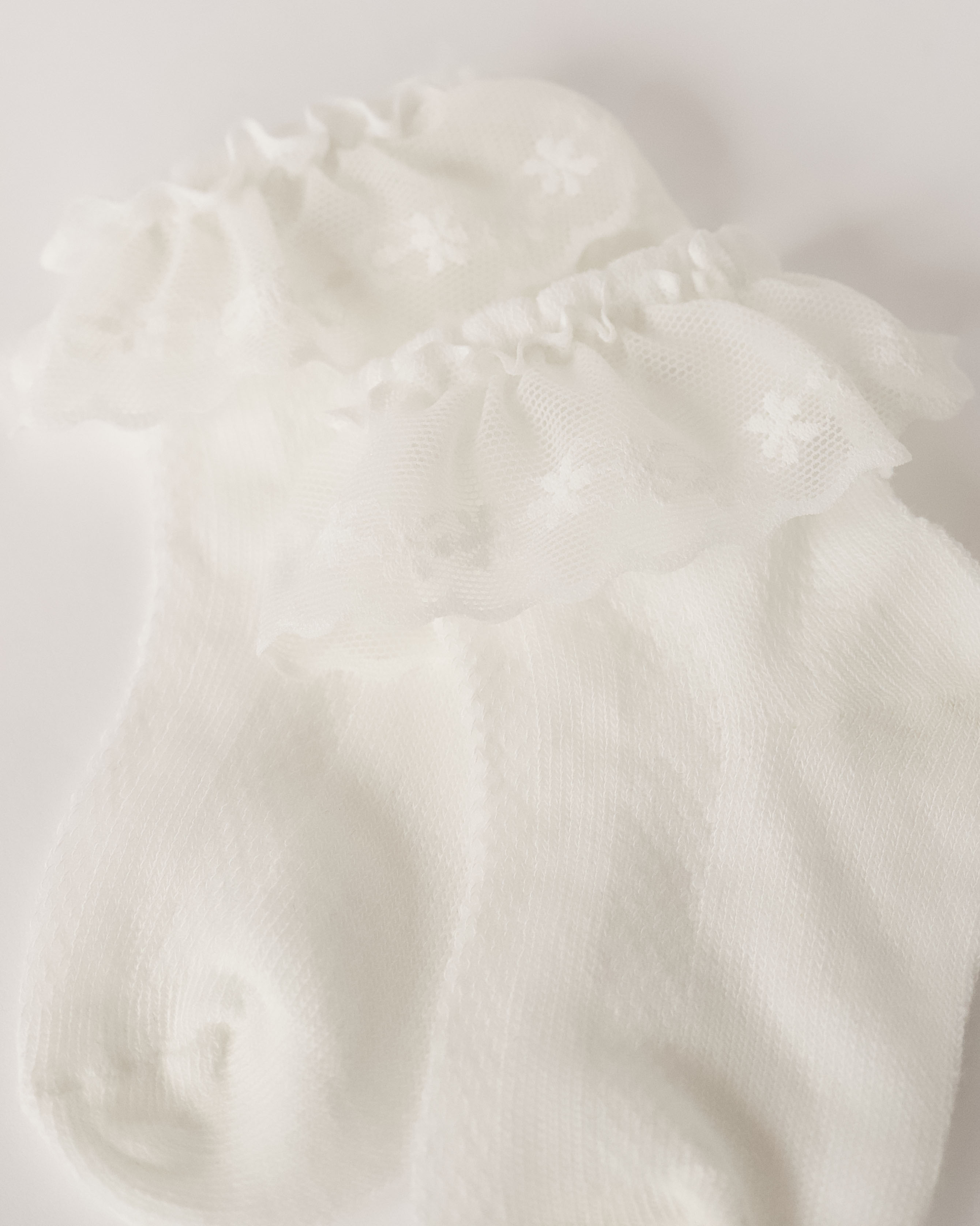 Vaikiškos baltos kojinės su nėrinuku