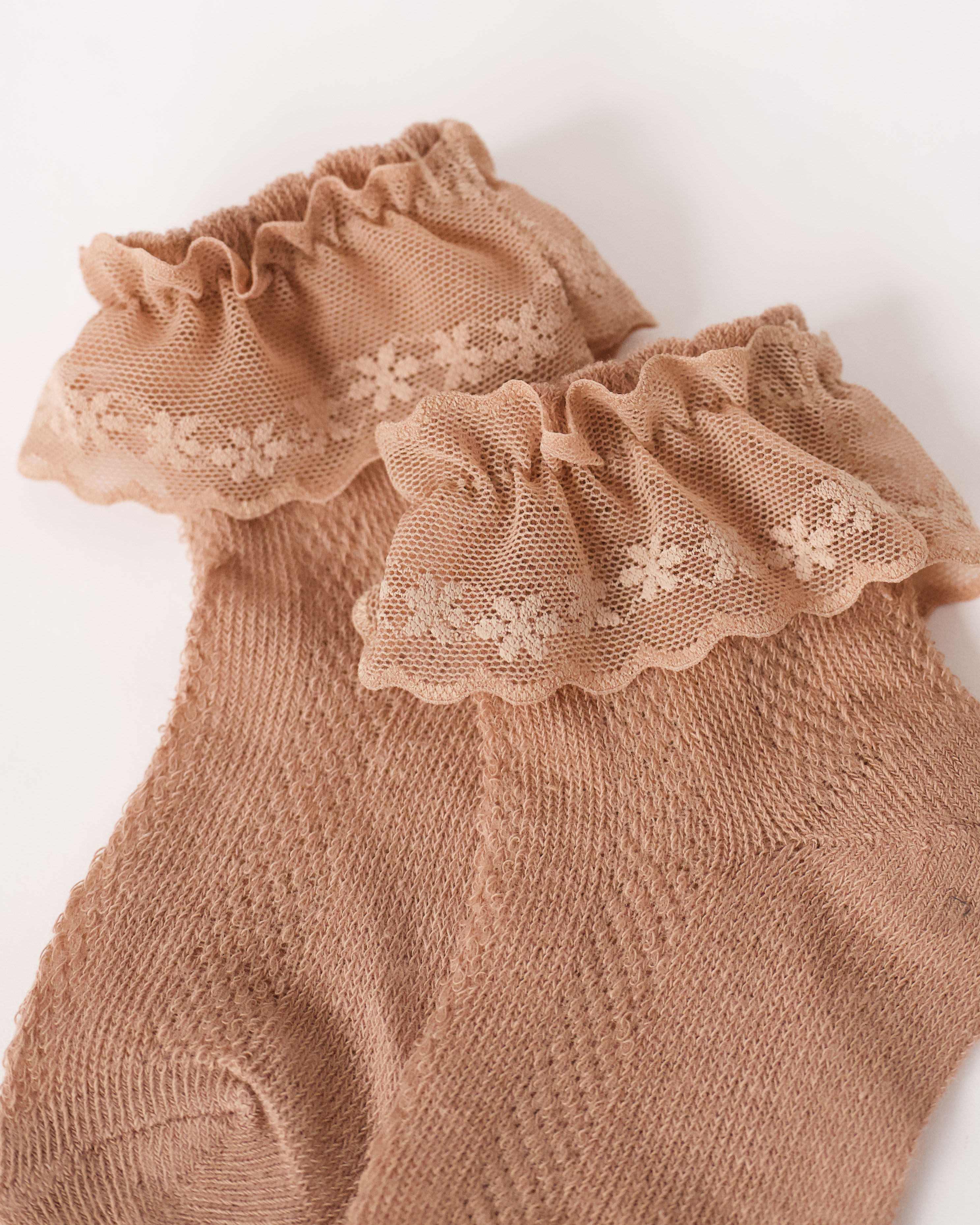 Vaikiškos rudos kojinės su nėrinuku