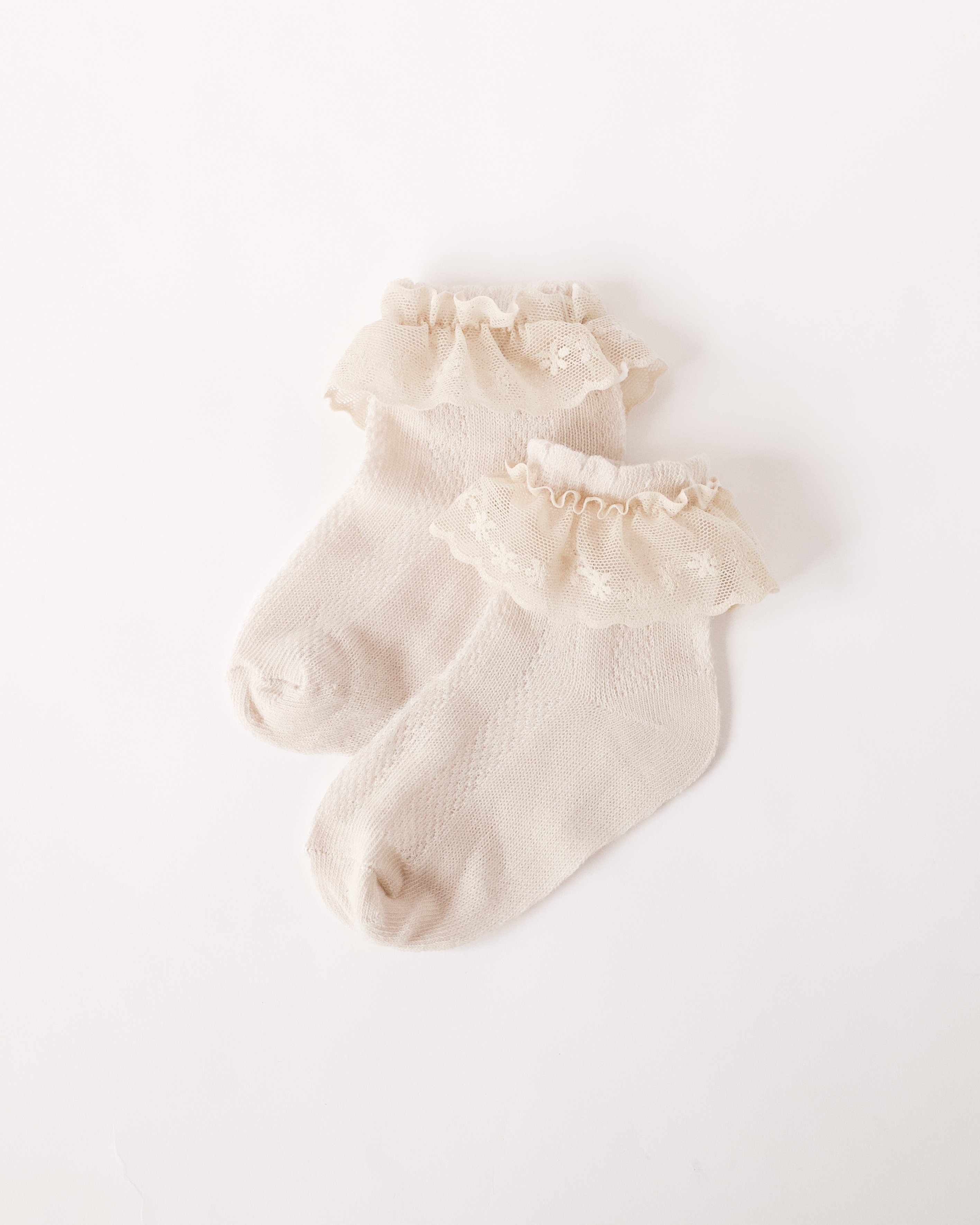 Smėlio spalvos kojinės su nėrinuku