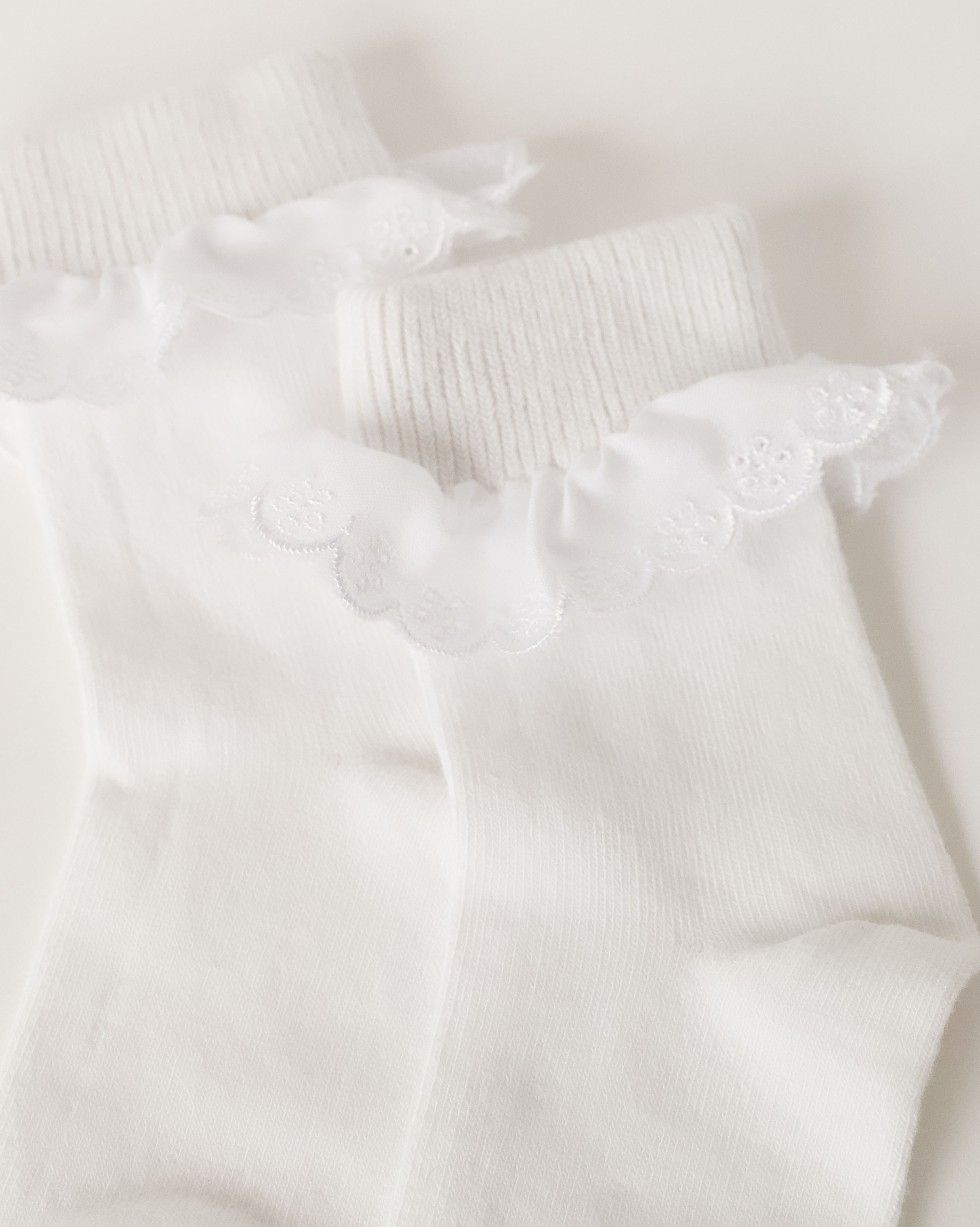 Vaikiškos baltos kojinės su nėrinuku